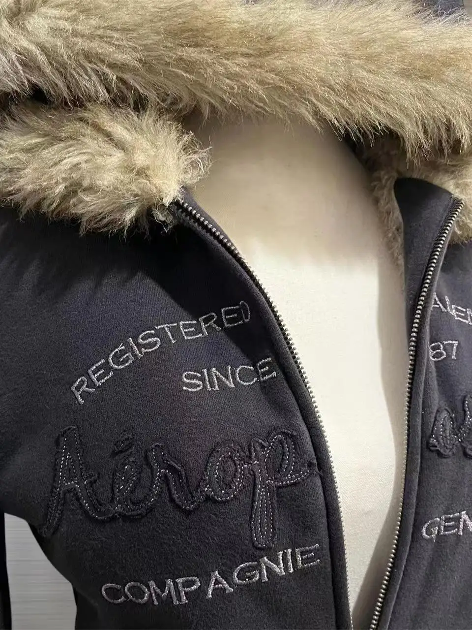 Kurtki ze sztucznego futra dla kobiet, graficzne kurtki, bluzy z kapturem z polaru, edgy styl amerykański retro, moda uliczna i topy w stylu Y2K