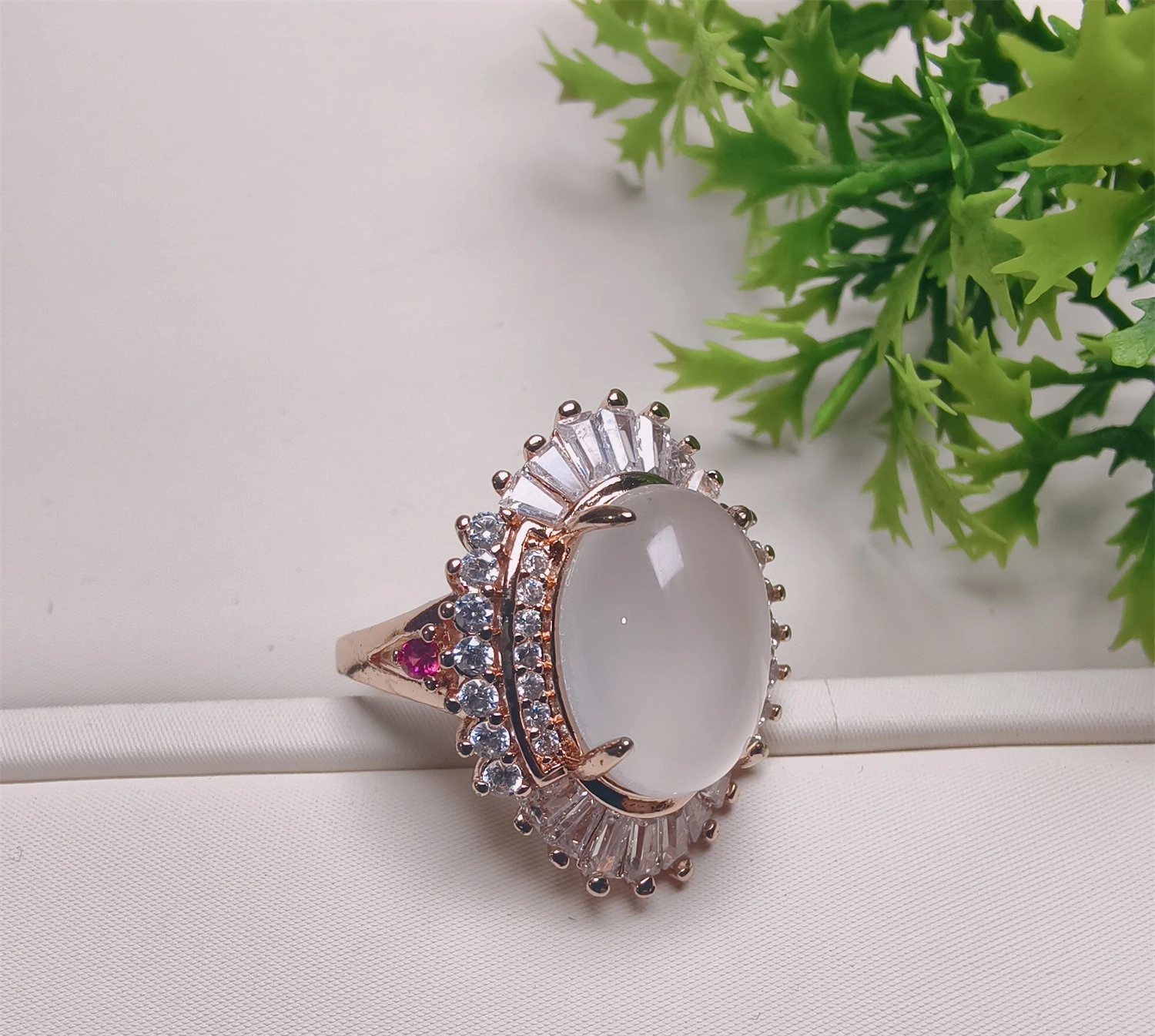 حلقة العقيق ذات سطح البيضاوي قابلة للمقارنة مع حلقة حية مرصعة بالجاديت عالية الجليد