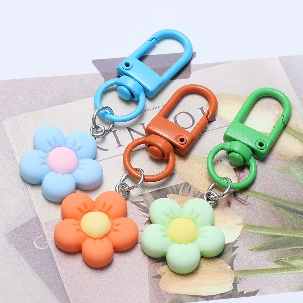 Kawaii الكرتون الملونة زهرة سلاسل المفاتيح الراتنج زهرة إكسسوارات جذابة حقيبة قلادة المفاتيح قلادة حقيبة السحر