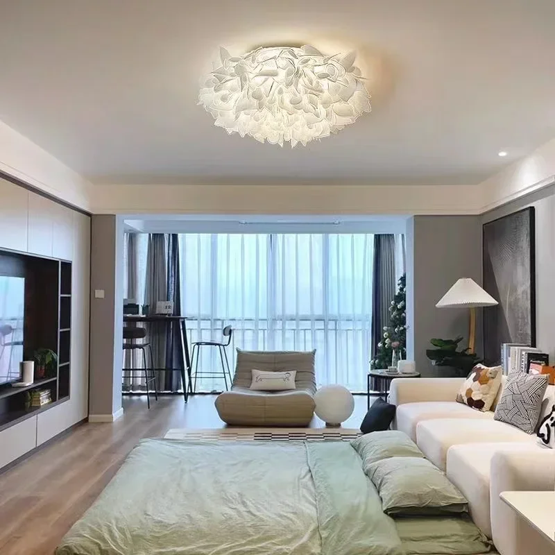 ريشة بيضاء الثريات الحديثة LED أضواء السقف زهرة البتلة ديكور الأميرة فتاة غرفة نوم غرفة المعيشة الثريا مصباح السقف