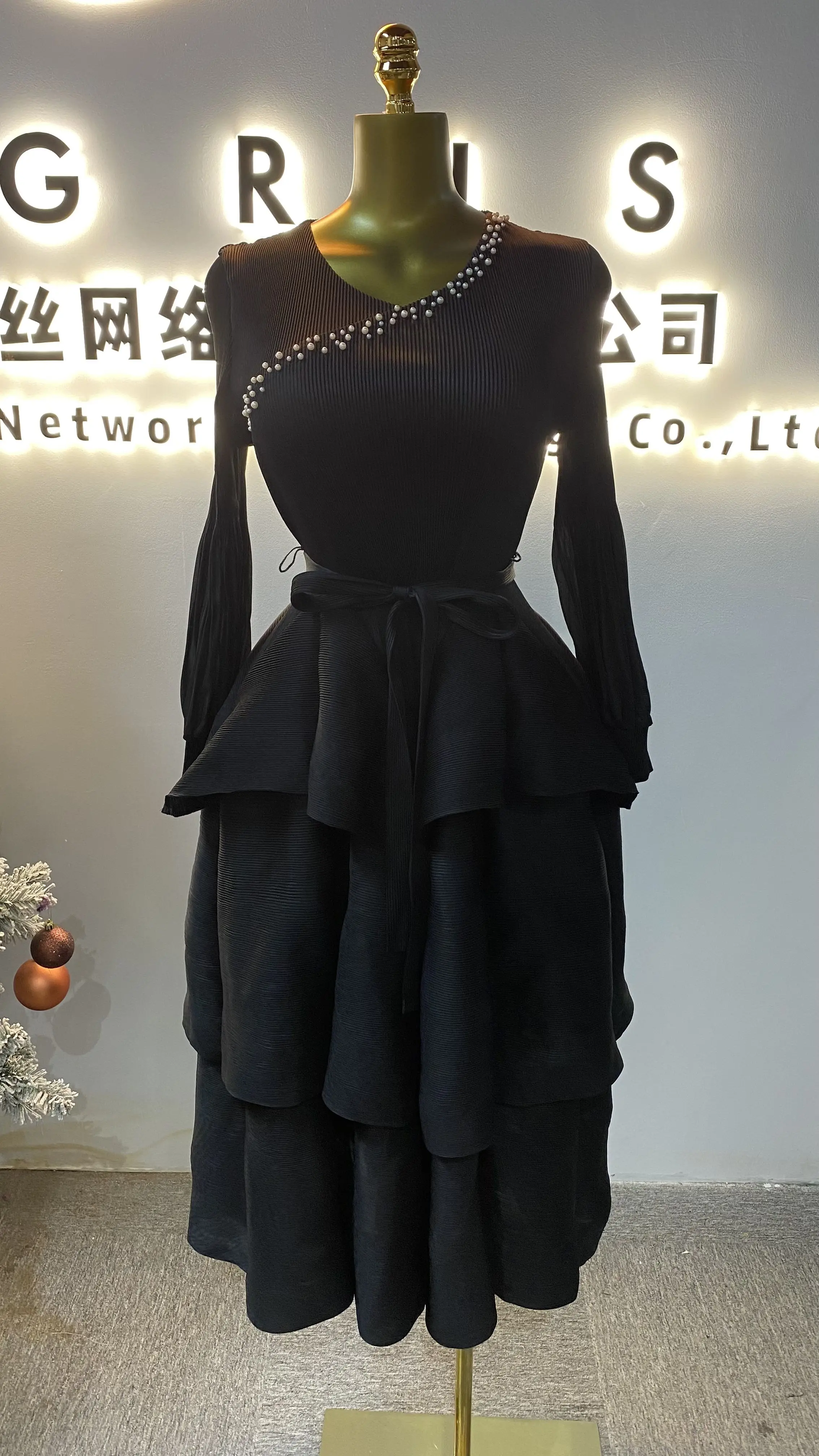

2025 Hot Selling Women's Casual Pleated Elastic Loose Round Neck Long Sleeve Pleated Cake Dress-GZXX119