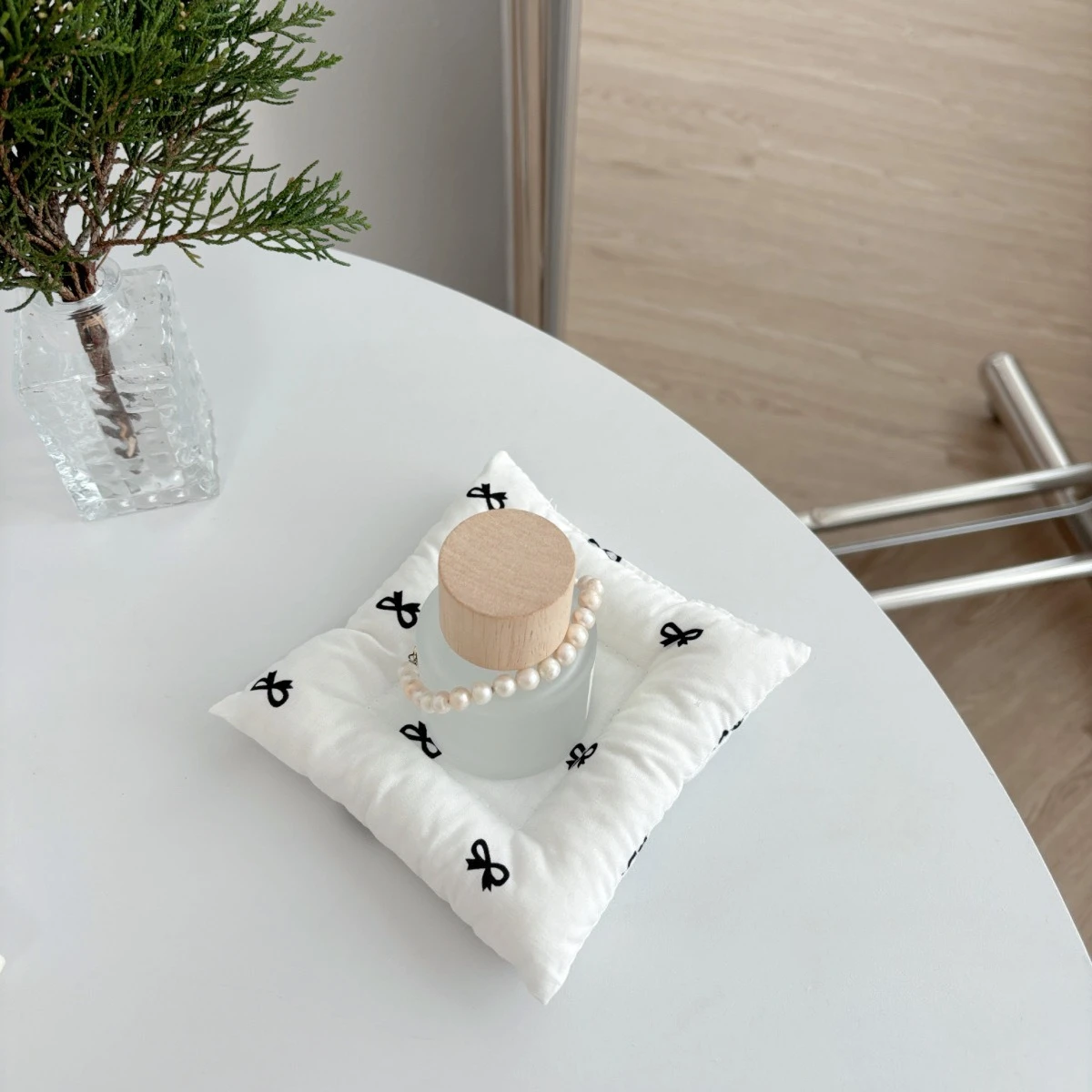 Cute Black and White Polka Dot Coaster, Square Cotton Insulation Mat with Bow Clip Decor, Versatile Desktop Table Protector