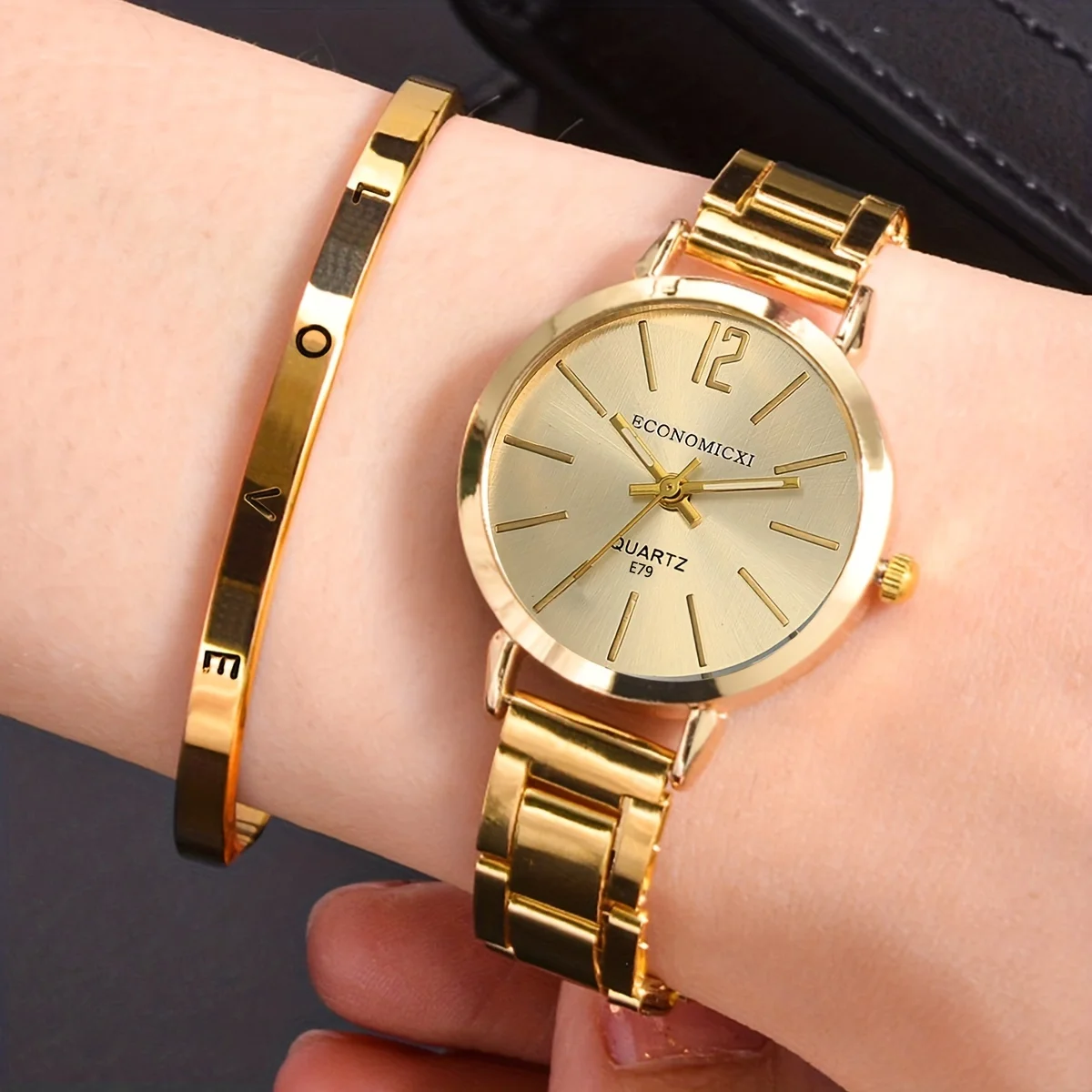 

2pcs/set Womens Hip Hop Glamour Quartz Watch & Enchanting Love Bangle Set - Golden Fashion Accessory for Valentines Day Gift