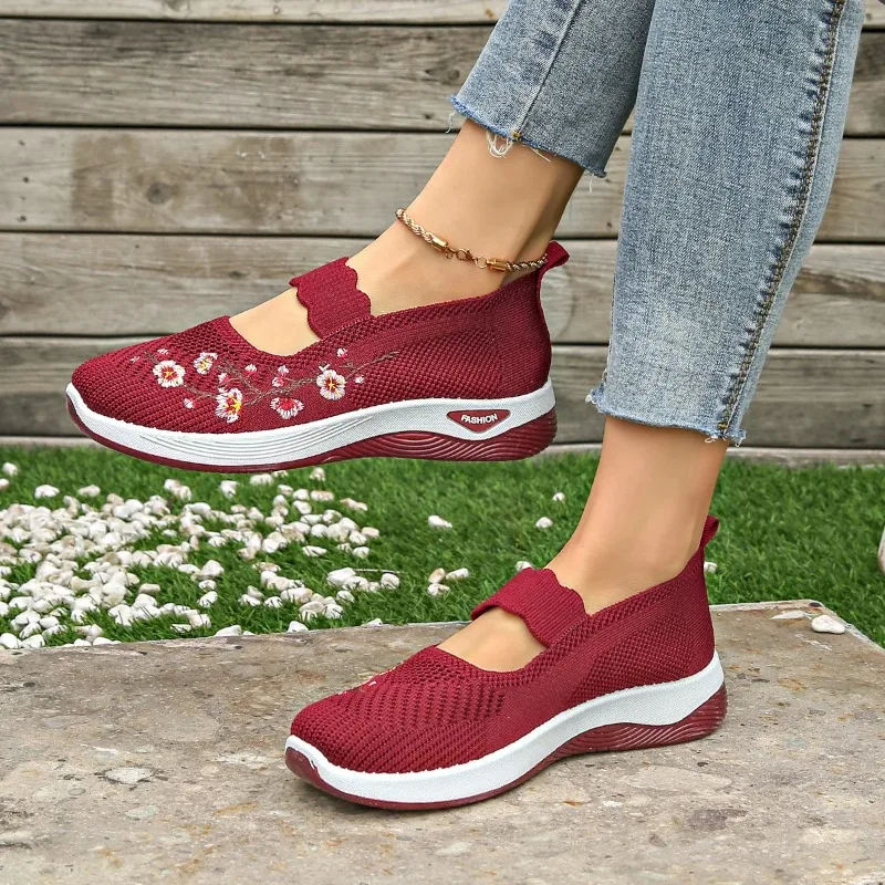 Scarpe basse in mesh traspirante da donna nuove alla moda Scarpe da ginnastica bianche Scarpe sportive casual da donna Scarpe da donna con zeppa ricamata con fiori di pruno