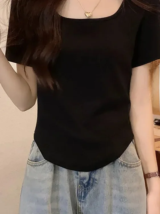 تي شيرت نسائي أسود برقبة على شكل حرف U وأكمام قصيرة، موضة صيفية، تصميم ضيق يغطي البطن، حافة سفلية منحنية، بسيط ومتناسق، على ا...
