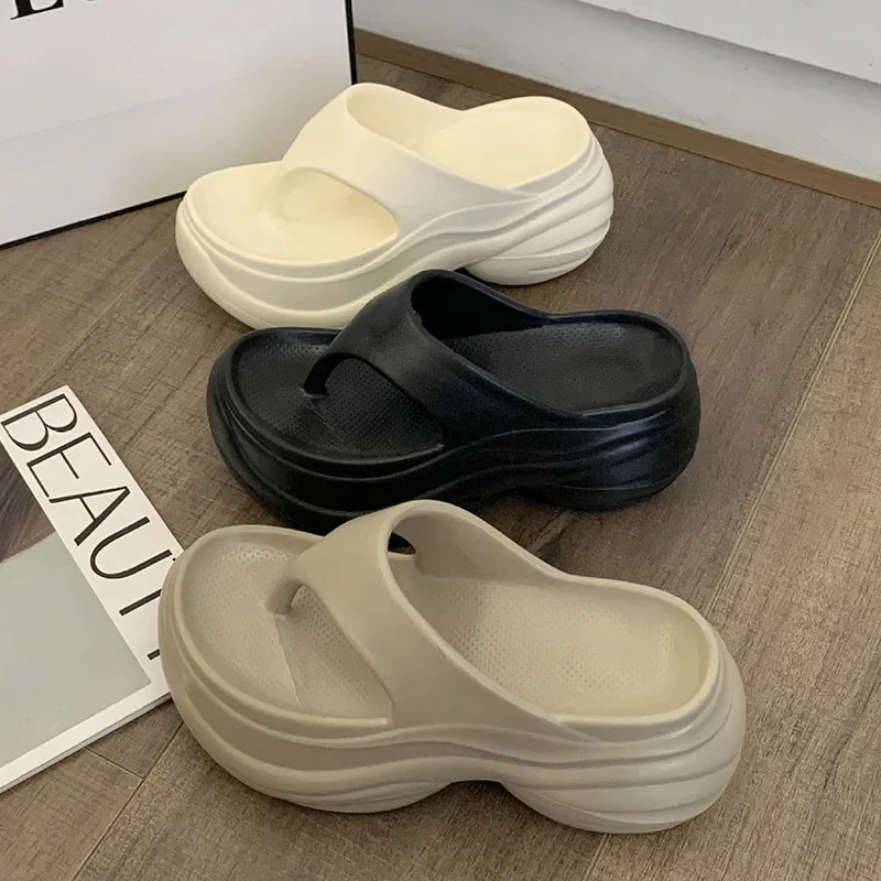 

Пляжные шлепанцы на толстой подошве для женщин, тапочки на мягкой подошве с застежкой на носок, женские летние нескользящие сандалии на массивной танкетке, женские