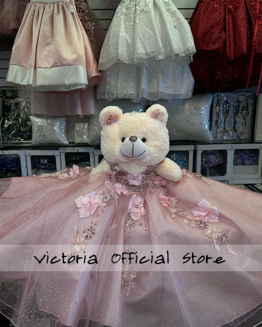 Luksusowe różowe kwiaty 3D Off The Shoulder spersonalizowana sukienka Quinceanera Teddy Bear Sweetheart koronkowe kwiaty aplikacje koraliki