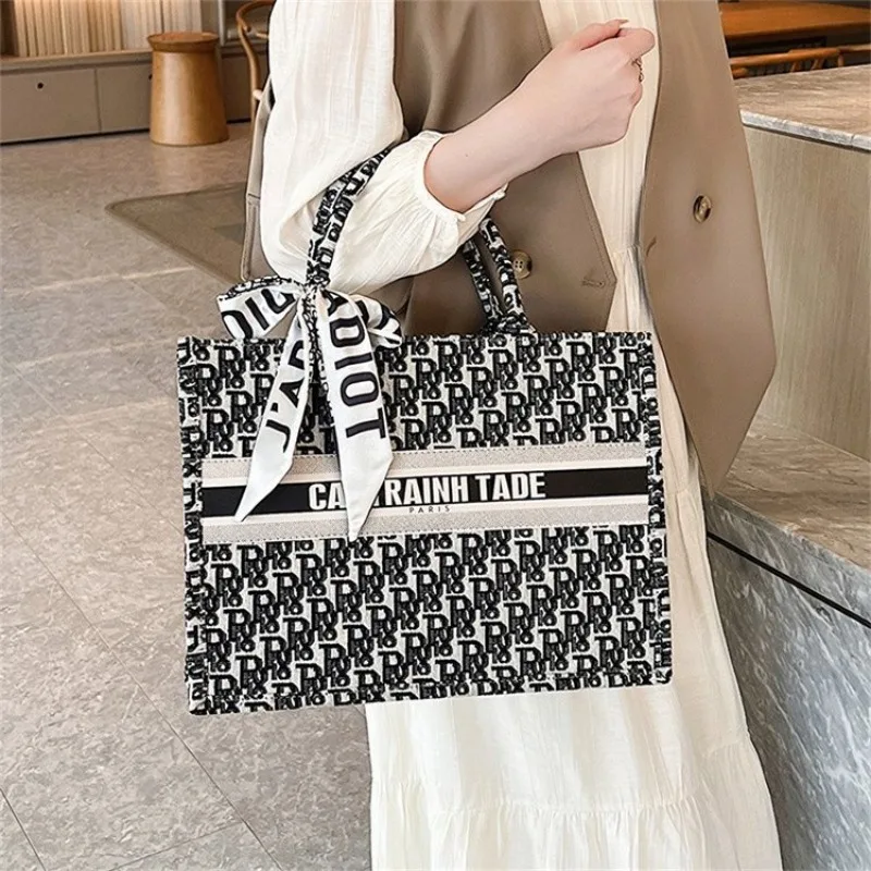 

Женская минималистичная сумочка. Простой, но элегантный дизайн для работы. Основы и личные предметы. Гладкий и функциональный.