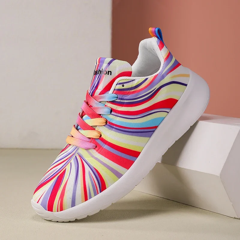 أحذية رياضية كاجوال مخططة بألوان قوس قزح للنساء، أحذية صيفية شبكية عصرية مسطحة للشاطئ والعطلات الترفيهية برباط للسيدات