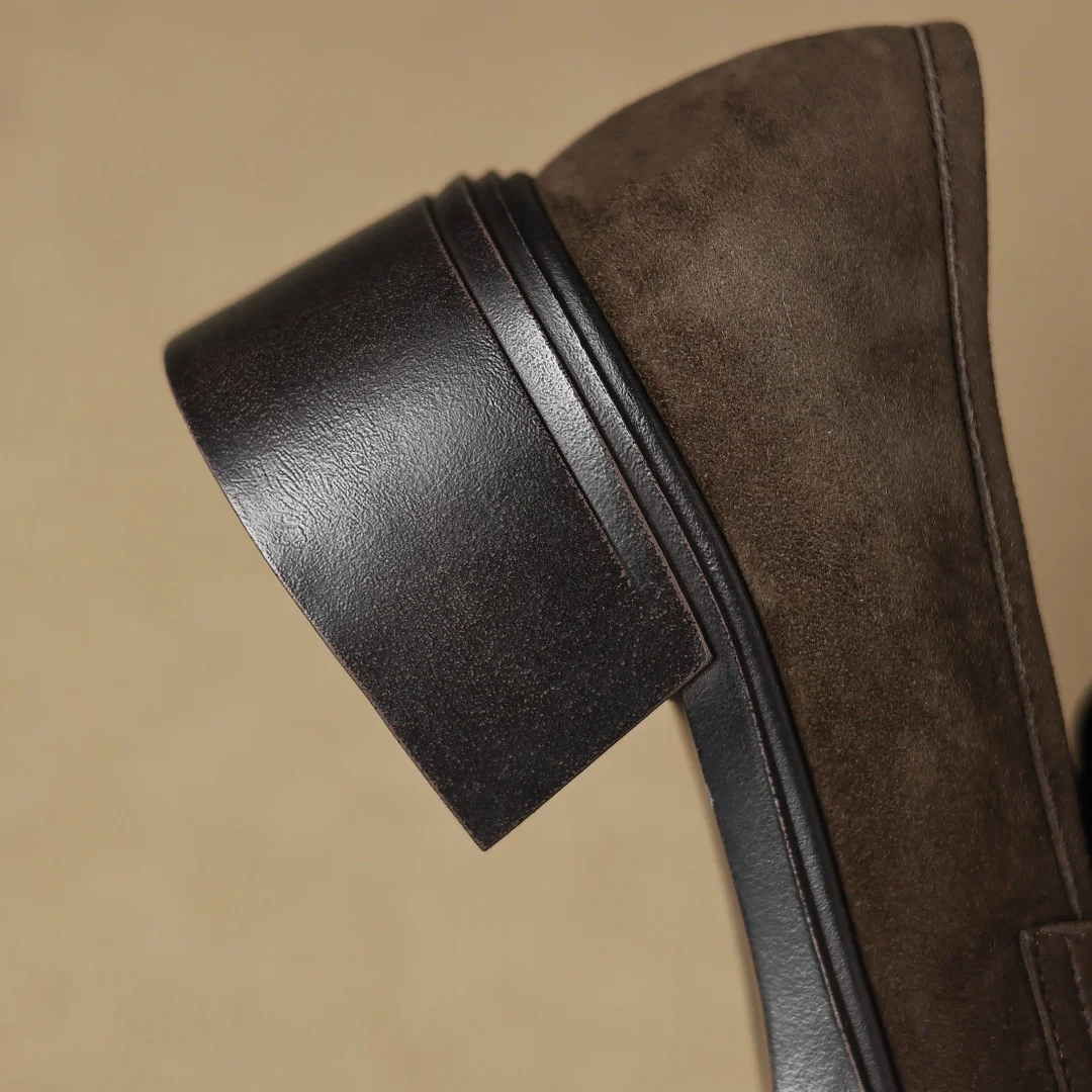 حذاء بدون كعب نسائي من جلد الغزال الطبيعي بمقدمة مستديرة وإبزيم معدني حذاء بدون كعب 5.5 سنتيمتر بكعب مكتنز حذاء الأخفاف الناعم عالي الجودة