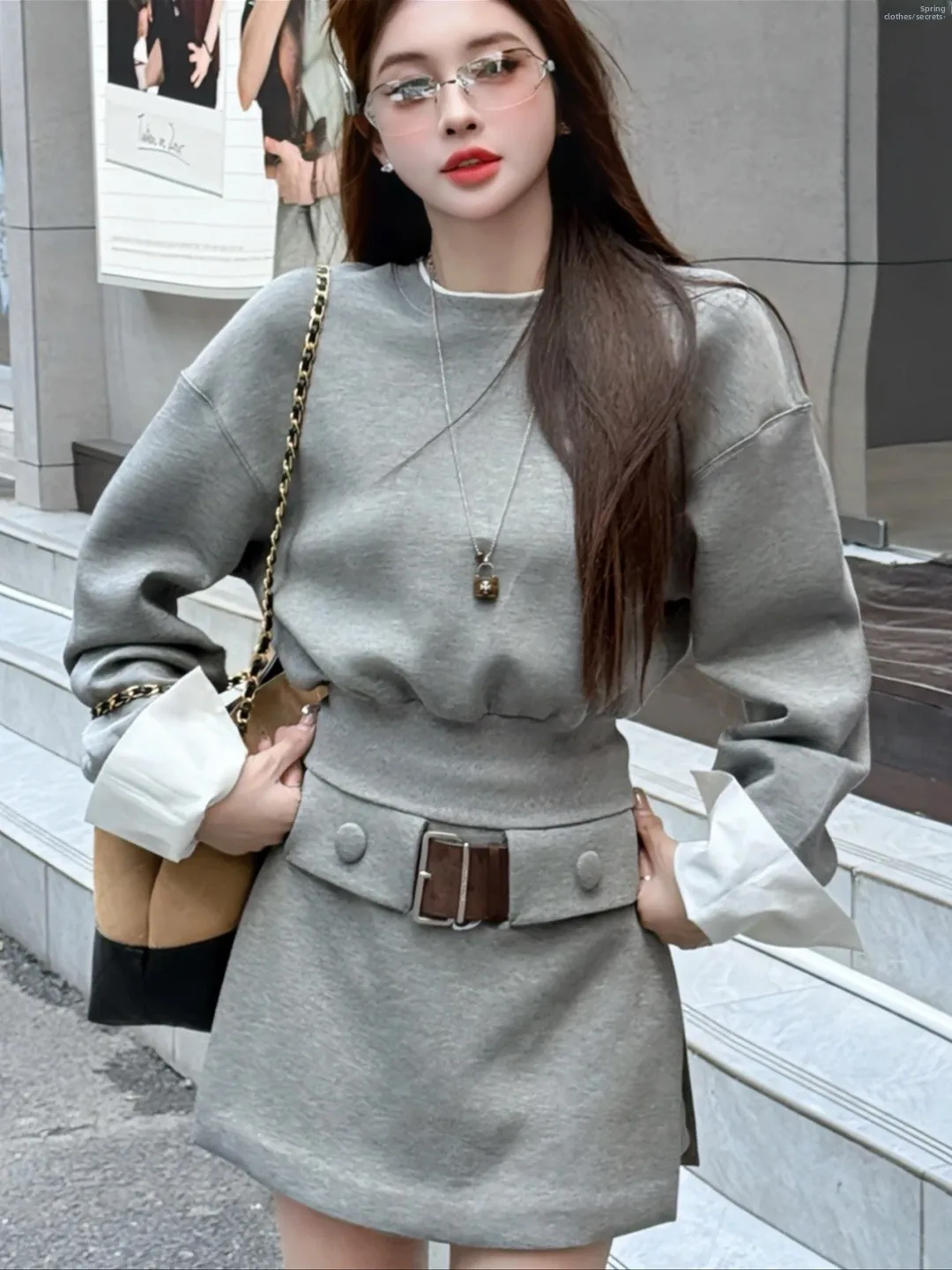 

Комплект из двух предметов для женщин: юбка с высокой талией и свитшот с принтом «Атмосфера ранней весны». Удобный, модный, в корейском стиле.