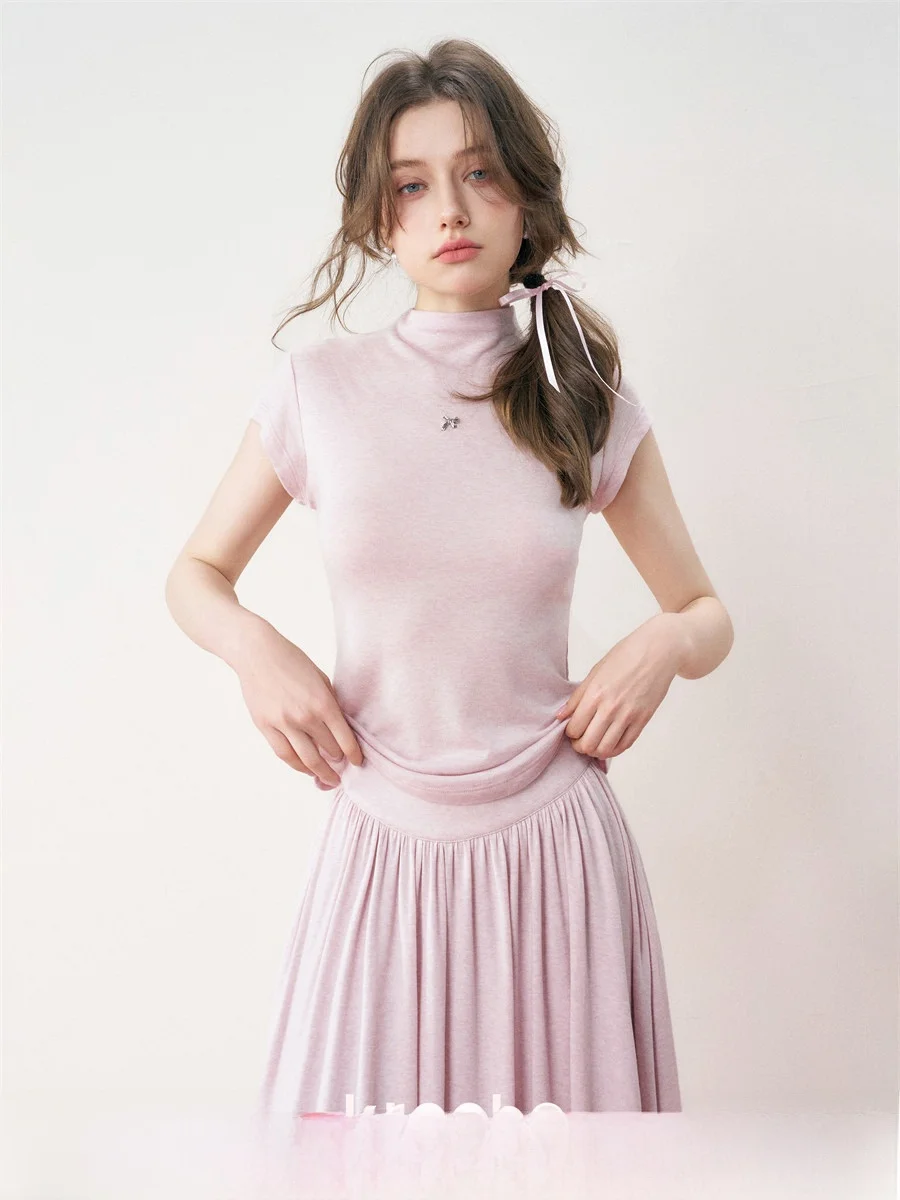 

Комплект из шелковой шерстяной ткани Kroche: юбка с высокой талией и драпировкой, топ-футболка. Стильная женская одежда.