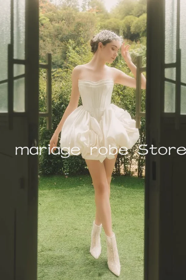 Kleines weißes Kleid, kurzes Strand-Prinzessin-Hochzeitskleid, trägerlos, bauschiger Rock, Boning-Top, böhmisches Brautkleid, maßgeschneidert