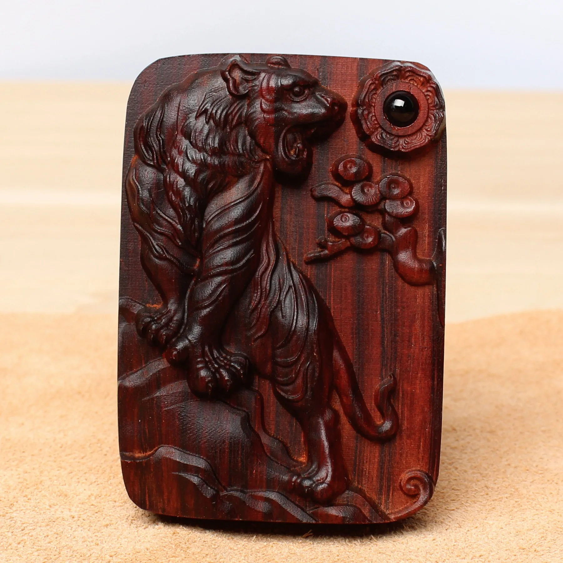 Lobular red sandalwood carved tiger down the mountain like tiger adds wings pendant brand wood carving log pendant Key chain bag