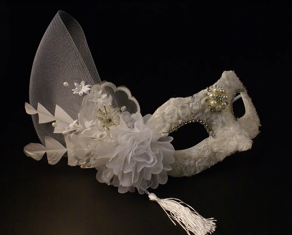 

Белая боковая цветочная перья, преувеличенная женская маскарадная маска на Хэллоуин, живая женская сценическая маска для взрослых