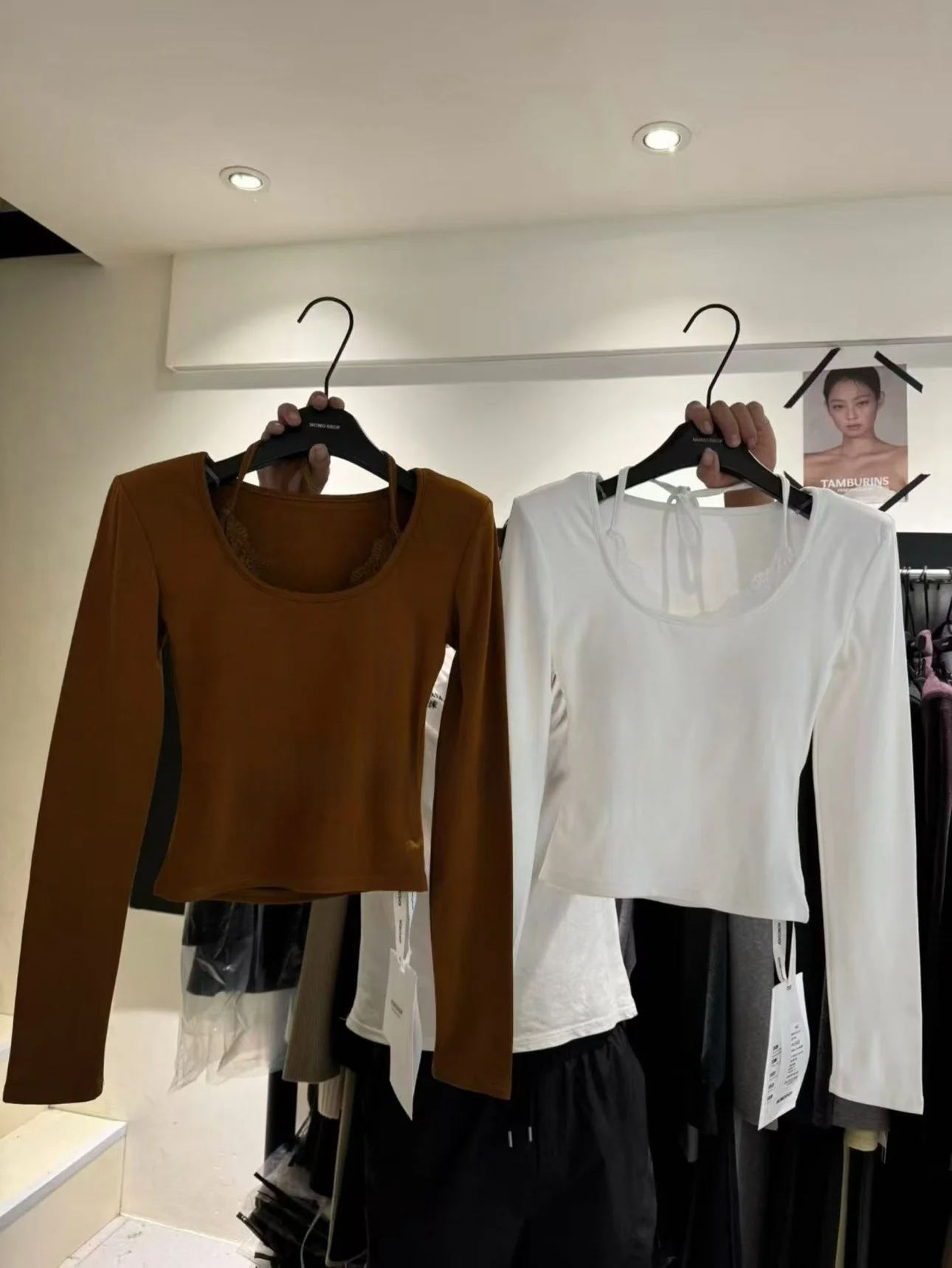 

Korean Sle Long Sve T-irt Women's Slim Fit Lace Splicing U-Ne Padded oulder Top with Chest Pad Soft Comfortable Co...