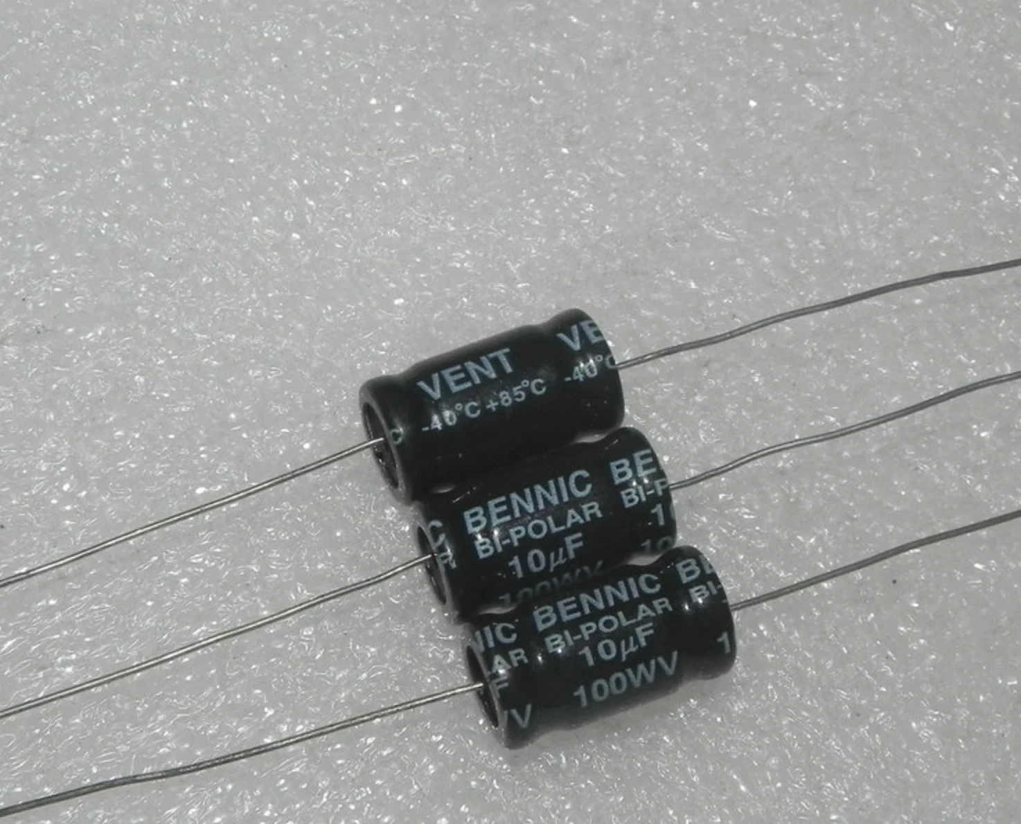 50PCS NEW axial BENNIC 100WV 10UF 13x26mm bi-polar BP non-polar 10UF/100WV aluminum electrolytic capacitor 10uf 100v