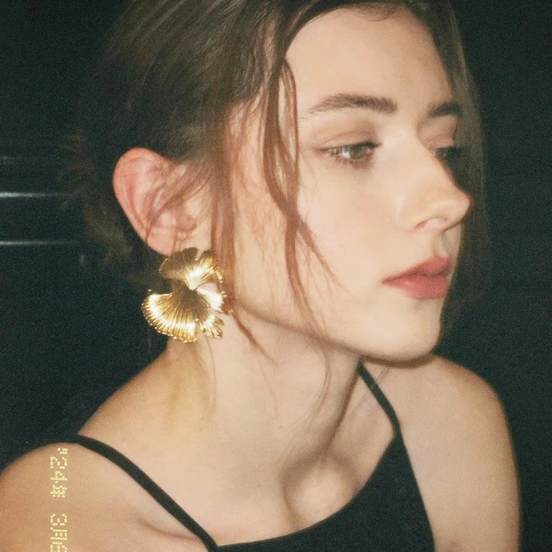 

Exaggerated design, texture, metal style ginkgo biloba earrings, earrings.