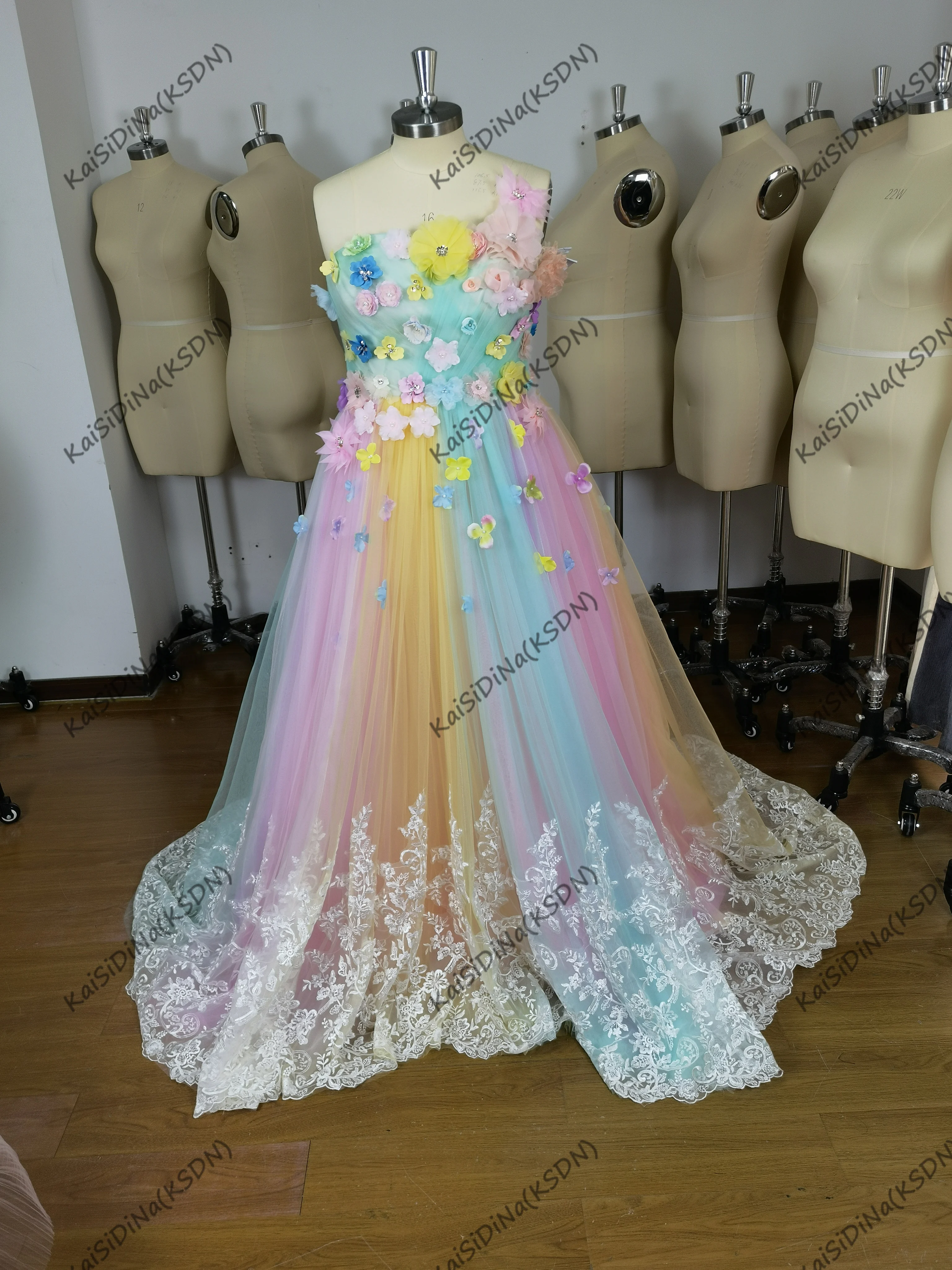 Mooie Kleurrijke Regenboog Tutu Prom Dresses 3D Bloem Kant Puffy Baljurken Vestido Formatura Abiye Ruches Avondjurken