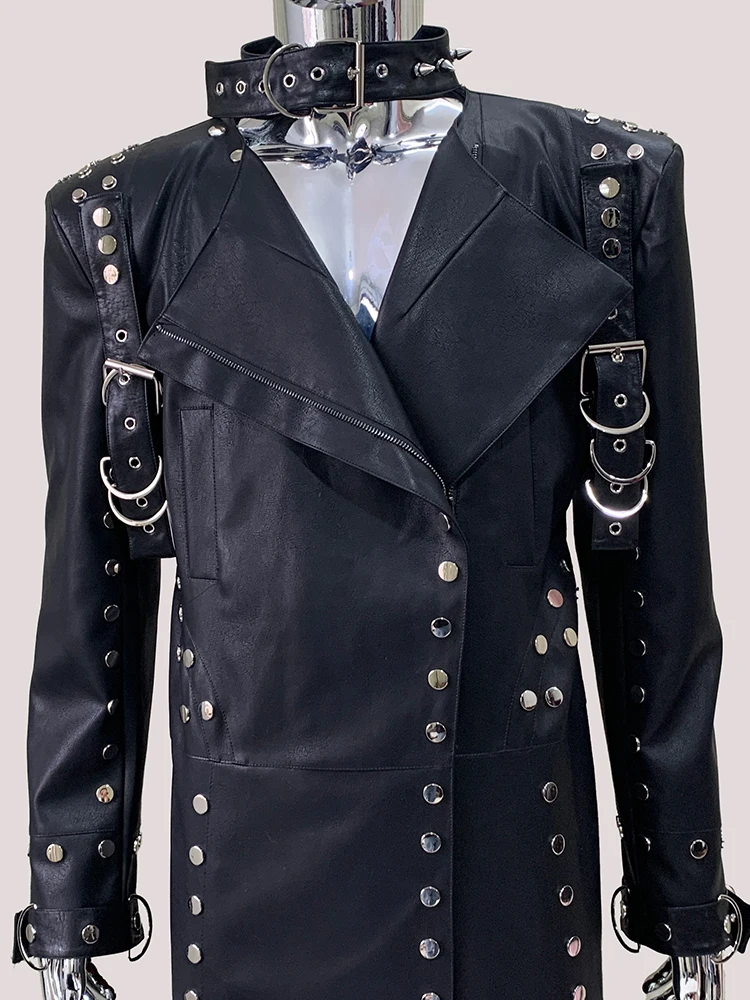 Mauroicardi Mantel Jas Hujan Kulit Imitasi Hitam Panjang Keren Musim Gugur Pakaian Gaya Punk Mewah Paku Keling Pria Pakaian Jalanan Fashion Eropa 2025