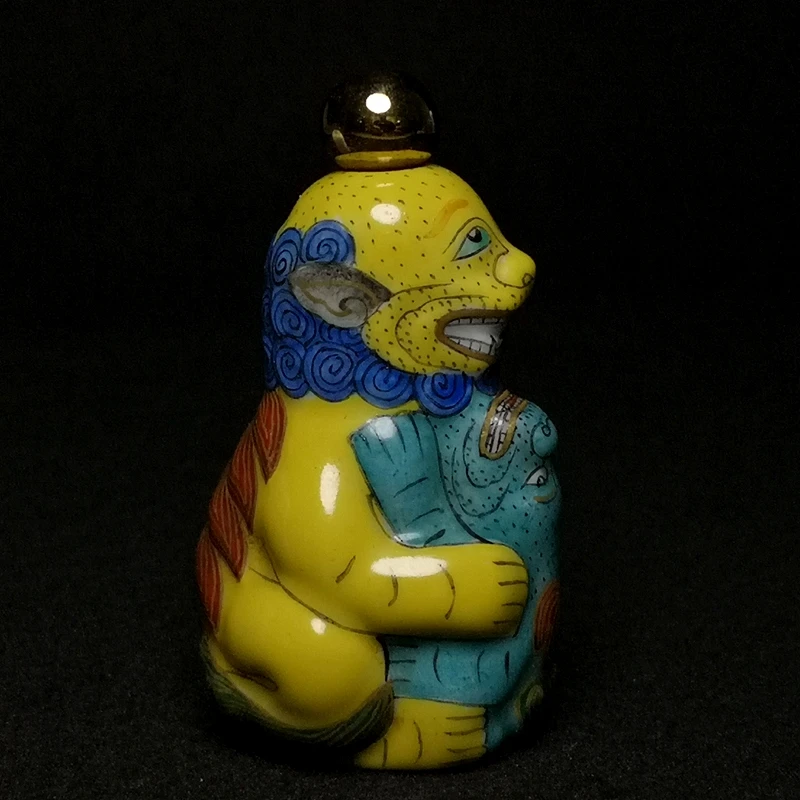 YIZHU CULTUER ART Size 6.3 x 3.5 Mark Chinese Qing Qianlong Porcelain Painting Lion and Cub Statue Snuff Bottle Collection