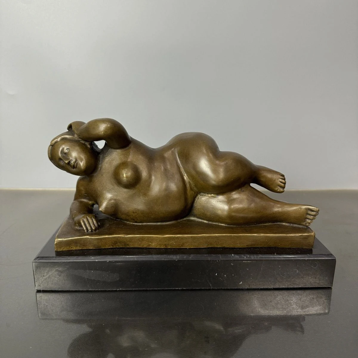 Bronze Woman Lying Down Statue by Fernando Botero Famous Sculpture Replica for Home Office Decoration