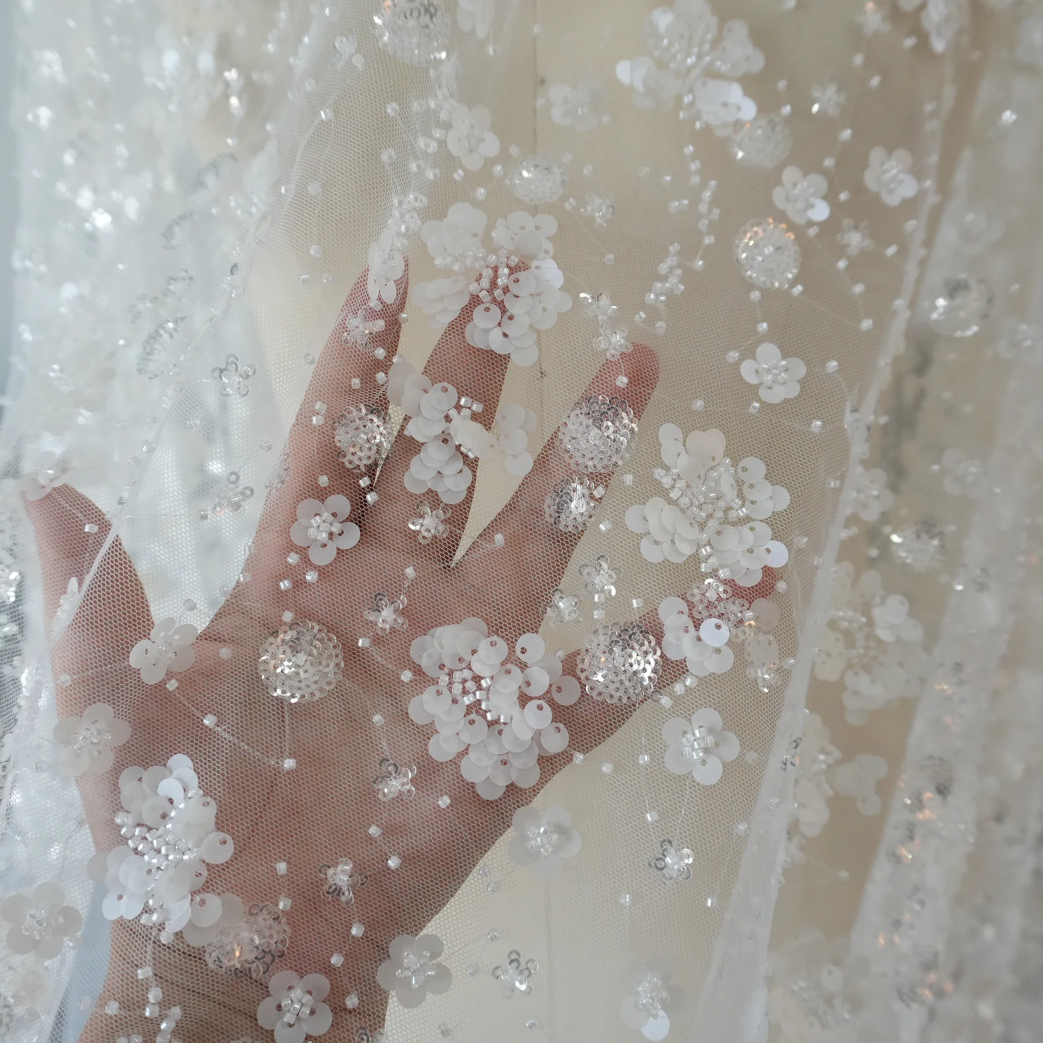 

Embroidered Beaded Different Size Sequin Material Glitter Tissus Wedding Dress Dry Lace Tela Mesh Beads Bridal Dress Fabric