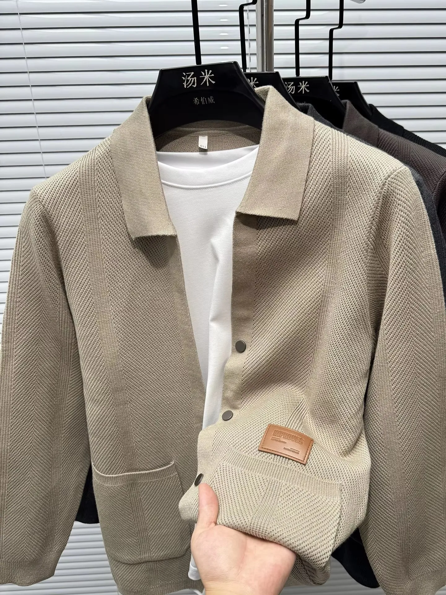 Light luxury men's knitted lapel cardigan high-quality brand fashion embossed autumn new simple button pocket sweater coat shawl