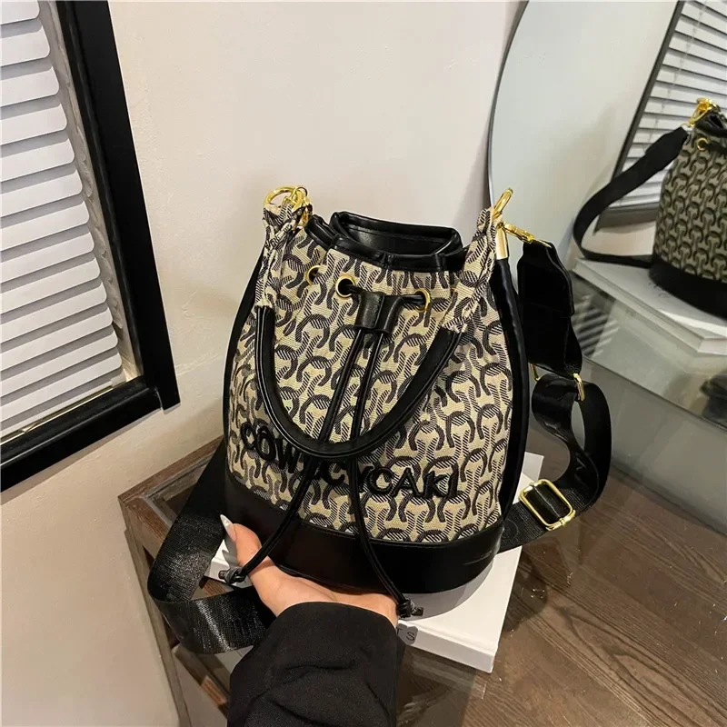 

2025 New Arrival Ladies' Chicken Foot Texture Cube Bag Premium Pleated String Chic Niche Shoulder Crossbody