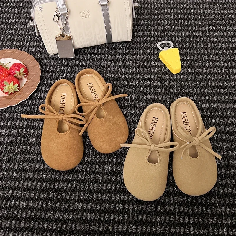 

2026 милые летние новые детские тапочки для девочек, верхняя одежда, мягкие и дышащие пляжные сандалии на плоской подошве с закрытым носком, быстро прогулочные пляжные сандалии