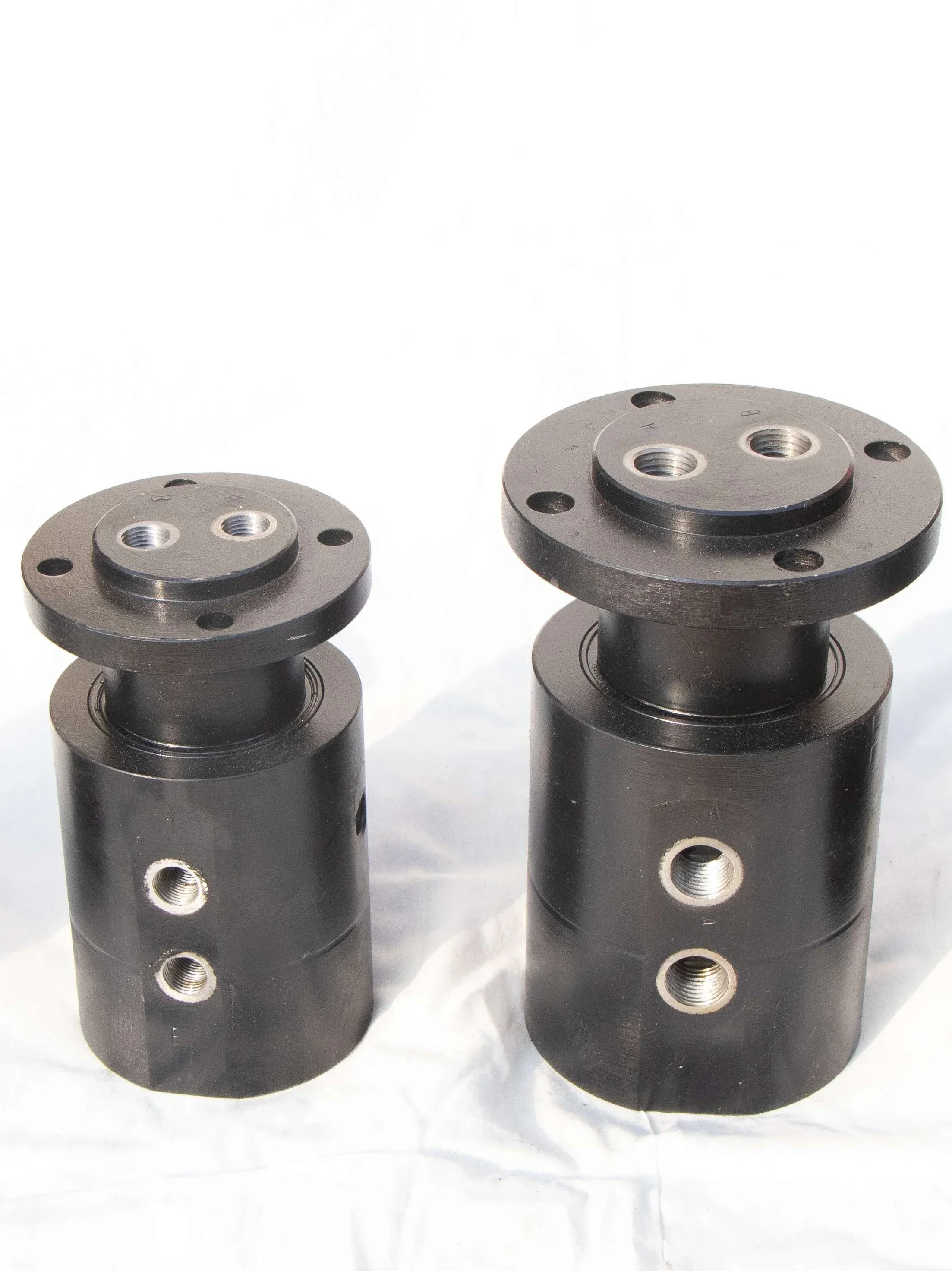 Two pneumatic rotary joints, hydraulic oil pipe  joint, 2-way 360 central  dual channel  joint