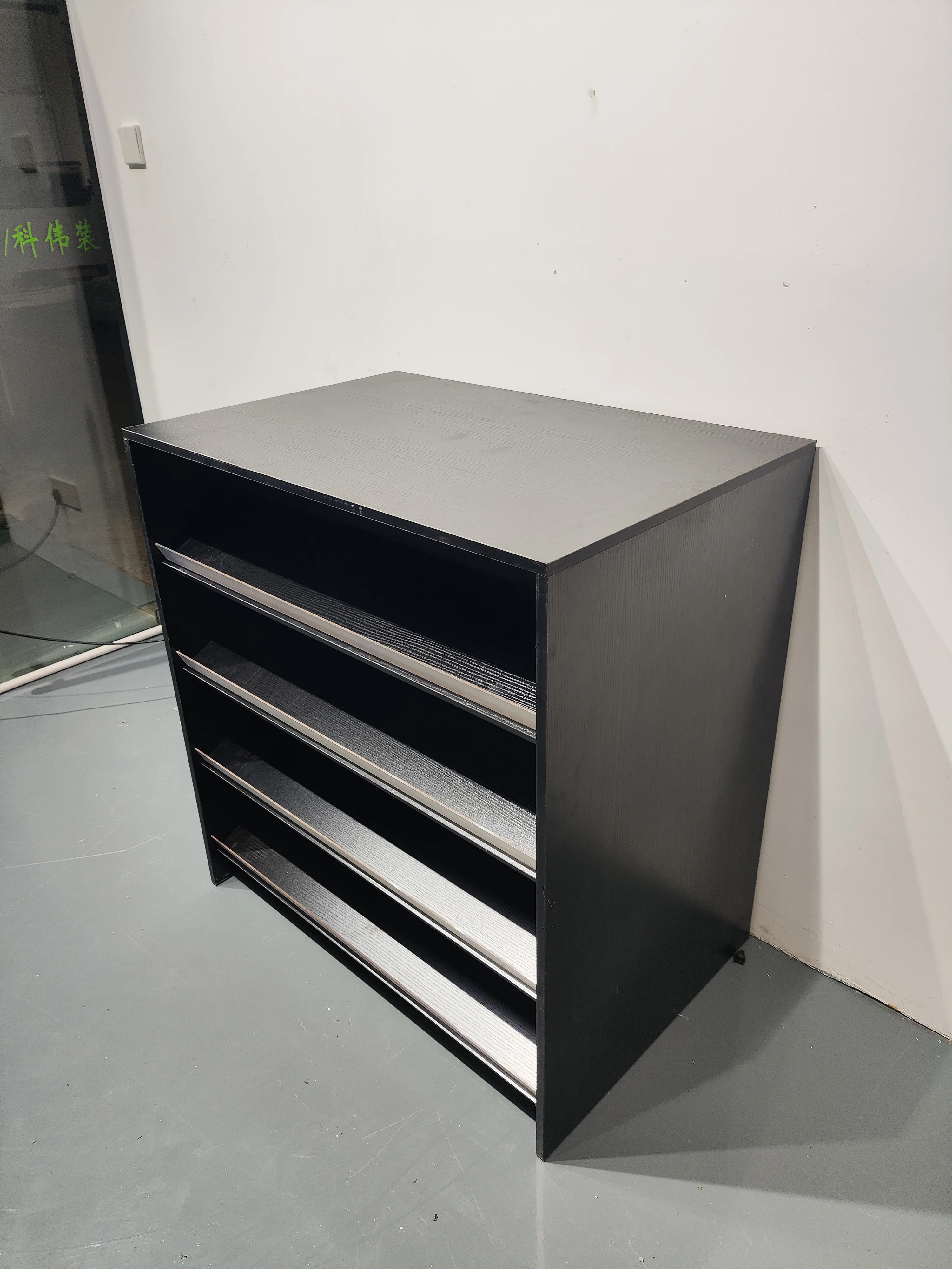 Meja Kasir Custom dengan 4 Rak Melamin Hitam Bingkai Kasir Rak Display Toko Retail