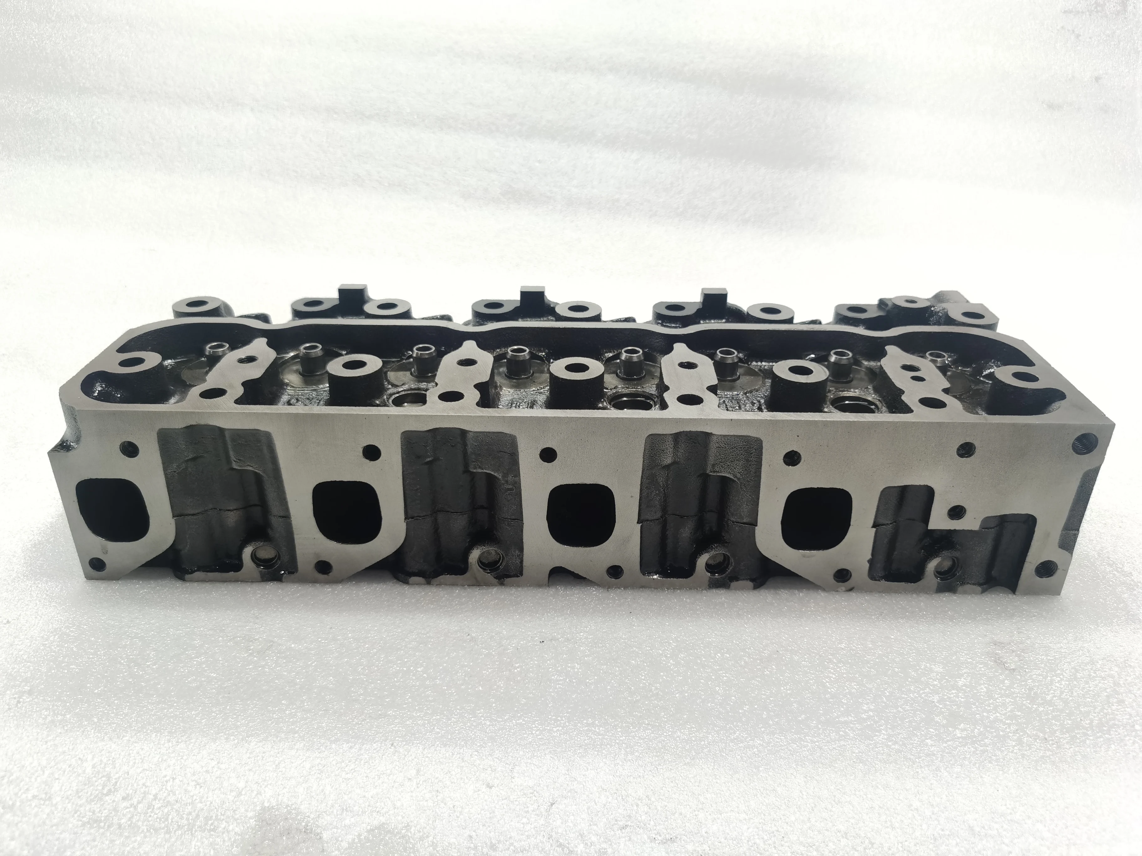 Głowica cylindrów żeliwna 4JB1 4JA1 do samochodu ISUZU