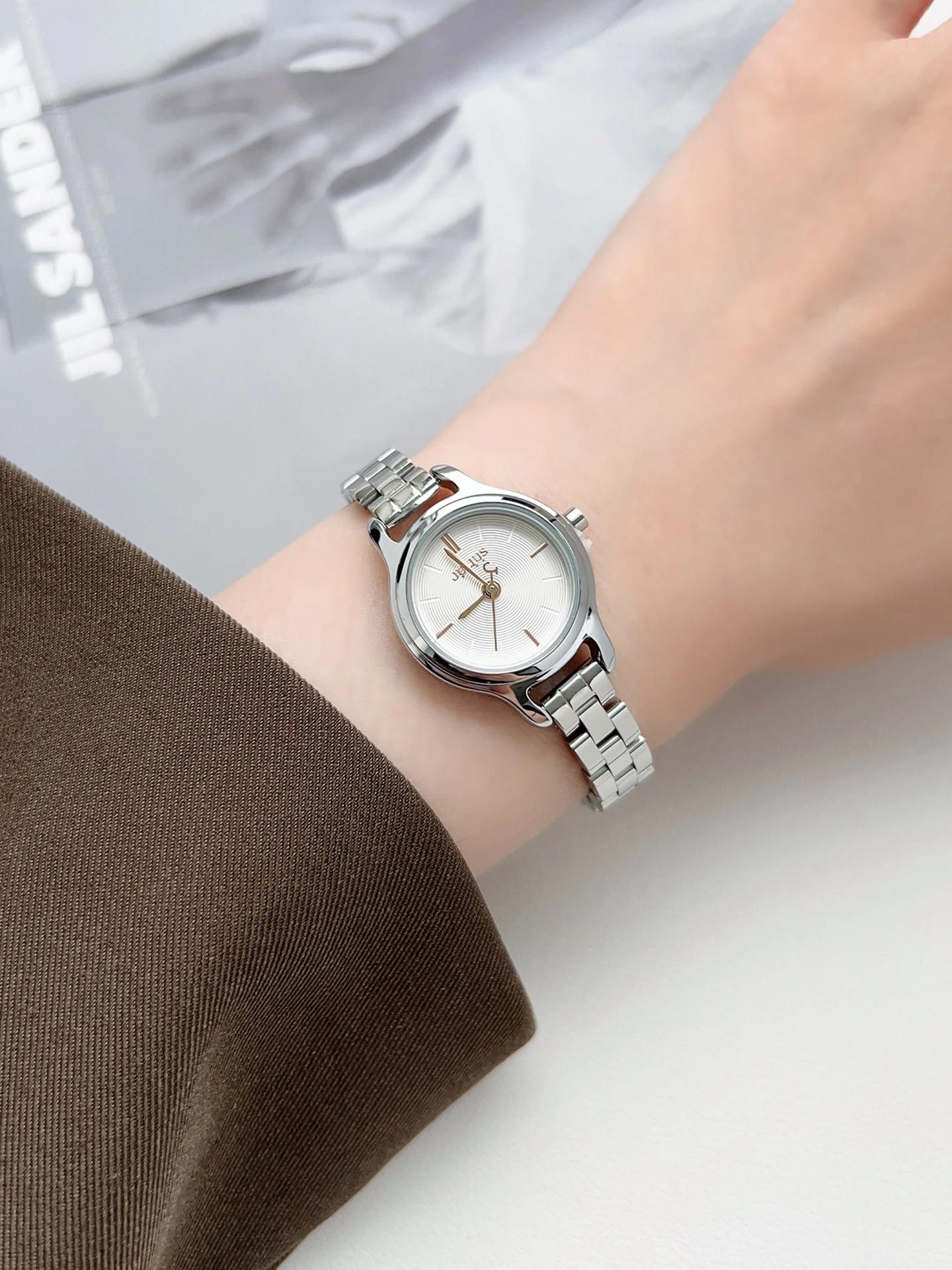 2025 nuevo reloj redondo pequeño simple y elegante para el lugar de trabajo reloj de cuarzo para mujer regalo elegante reloj para mujer