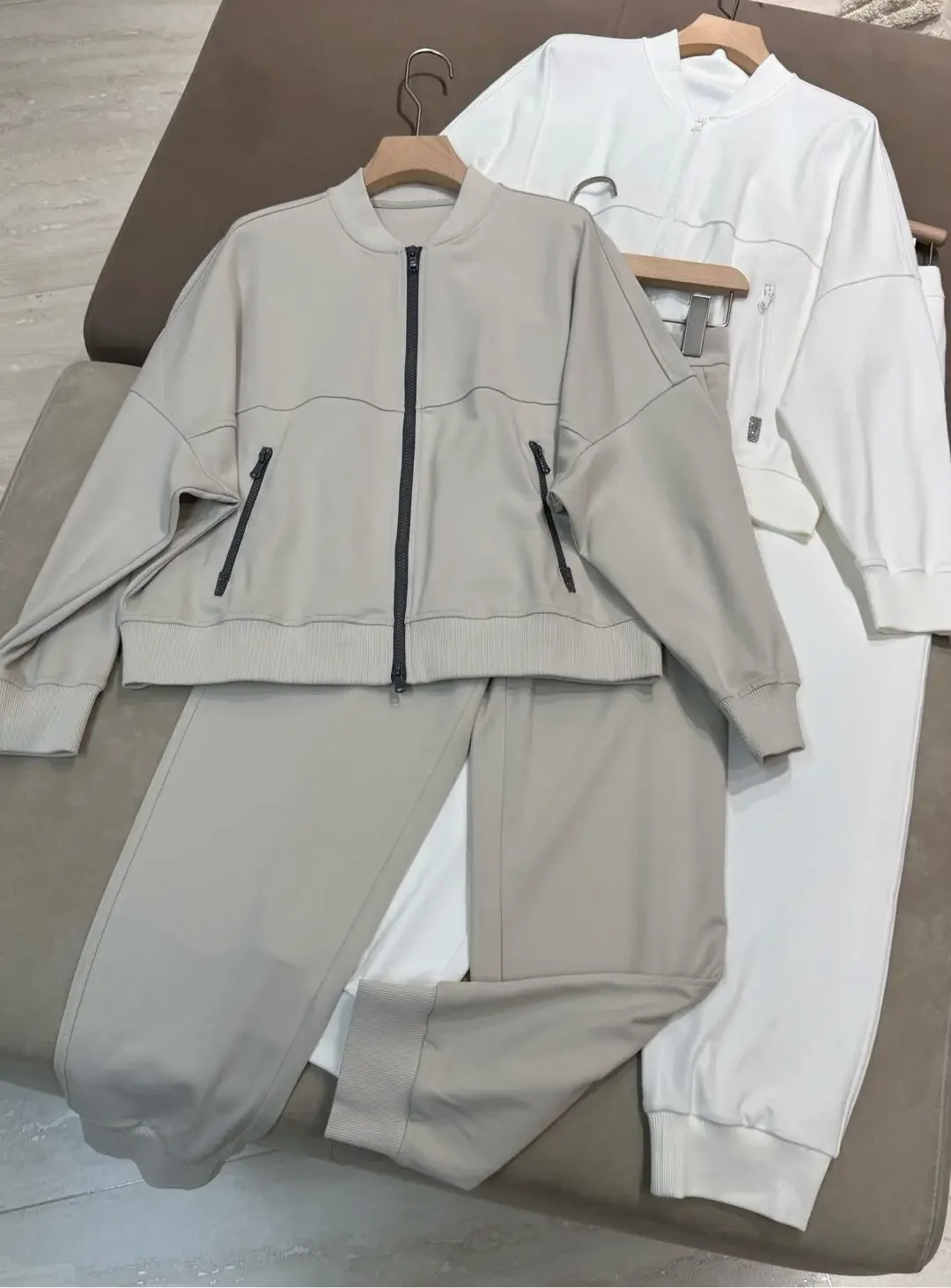 Spring 2025 Women's Cotton Pants Suit Beaded Pockets Stand Collar Long Sleeve Jacket and Elastic Waist Trousers 2-Piece Set