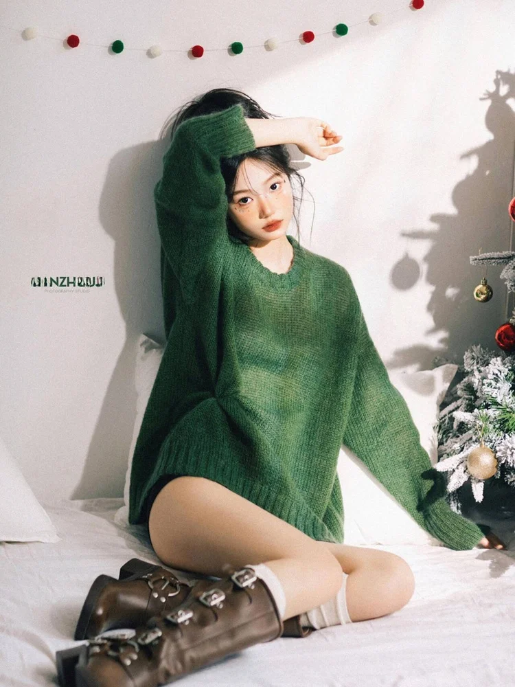 

Новый свитер в рождественском стиле 2026 года для студийной фотосъемки: концептуальная одежда Pure Desire, женская мода