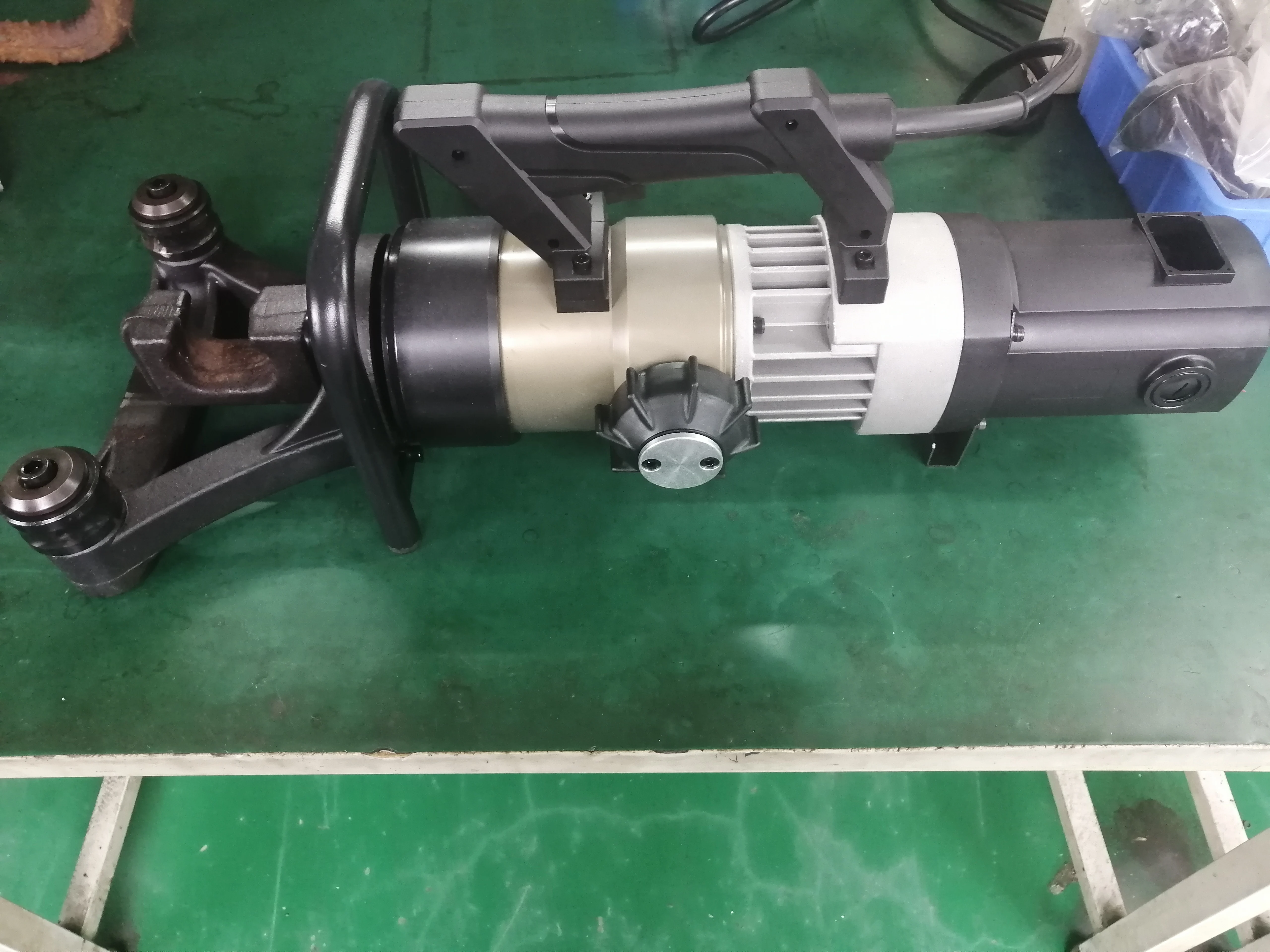 ماكينة ثني القضبان المحمولة NRB-32SE متعددة الوظائف، مكواة فرد ثني حديد التسليح الكهربائية الهيدروليكية