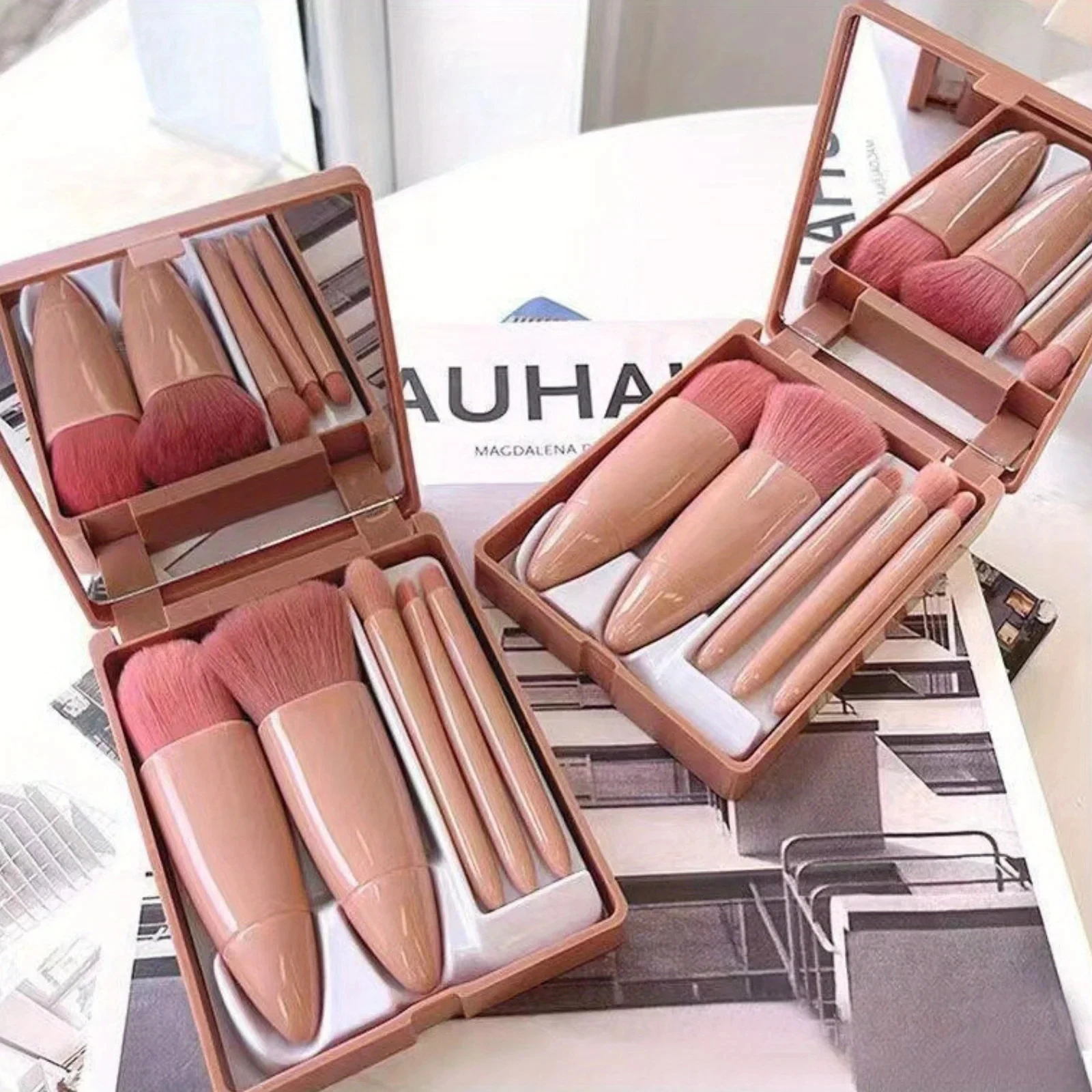 ชุดแปรงแต่งหน้า 5 ชิ้นพร้อมกล่องกระจก แปรงแต่งหน้าสำหรับเดินทาง แปรงแต่งหน้ามินิอเนกประสงค์แบบพกพา ชุดแปรงแต่งหน้าแปรงปัดแป้ง