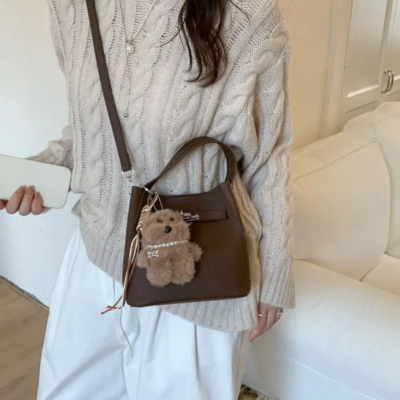 

2025 new women's niche shoulder bag fashionable simple handbag messenger bag Korean version of casual solid color commuter bag