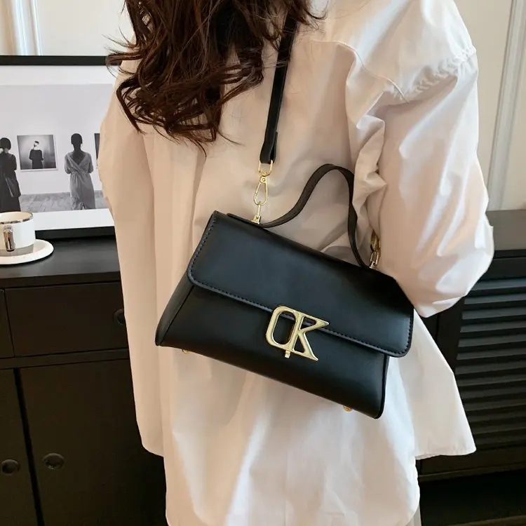 

Органайзер-сумка структурированной формы, квадратный профиль с клапаном, два отдельных отделения, цепочка для ношения через плечо, новая модель 2026 года