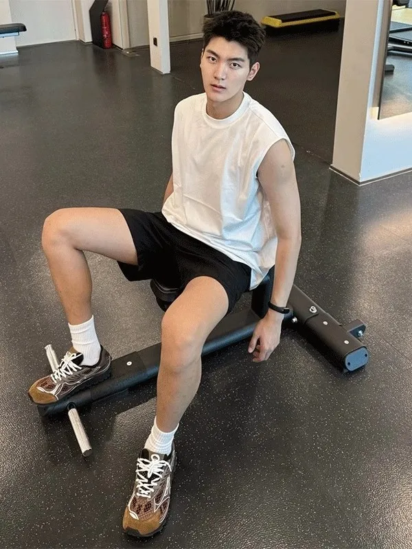 

Американский свободный крой из чистого хлопка, спортивный цветной жилет, мужская летняя тяжелая футболка Svel для Fitn и Casu...