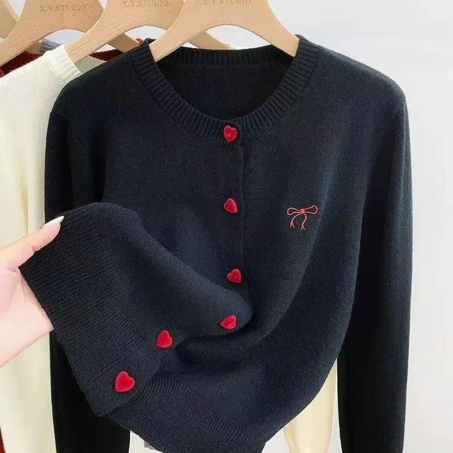 2025 Bow broderie col rond simple boutonnage en forme de coeur bouton pull femmes tricoté Cardigan coréen décontracté solide haut en tricot