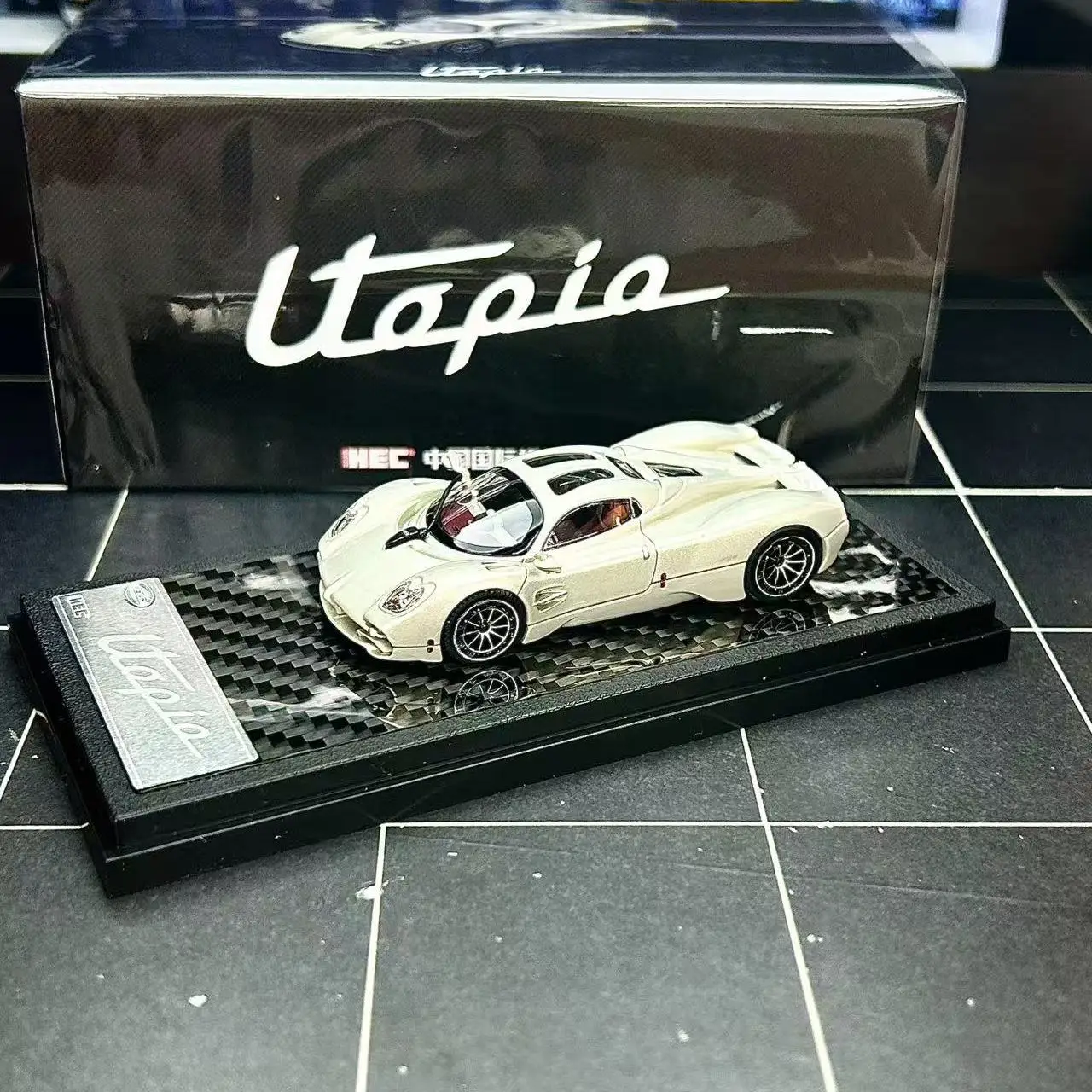 

Литой под давлением ЖК-дисплей в масштабе 1:64 Utopia HEC, ограниченная серия, модель автомобиля из сплава, Коллекционная игрушка, подарок, сувенир, дисплей, орнамент