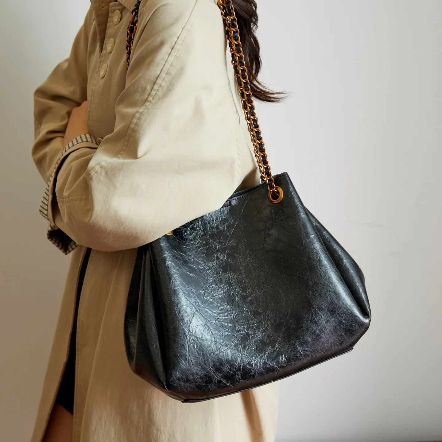 

2025 Trendy Women's Oil Wax Leather Chain Bag - Large-Capacity Commuter Style, Fashionable Shoulder/Crossbody/Underarm