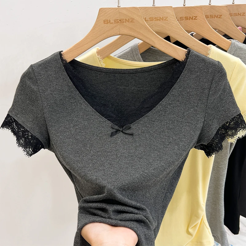 AOSSVIAO 2026 T-shirt d'été pour femme à nœud papillon et dentelle, haut décontracté à manches courtes et col en V, crop top court et ajusté de style coréen