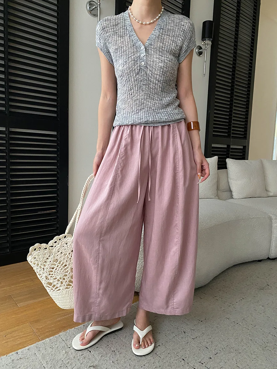 Sommerlicher Damenpullover in unifarbenem Design mit Knopfleiste, V-Ausschnitt und schlankem Schnitt, kurzärmelig. – Detail 35
