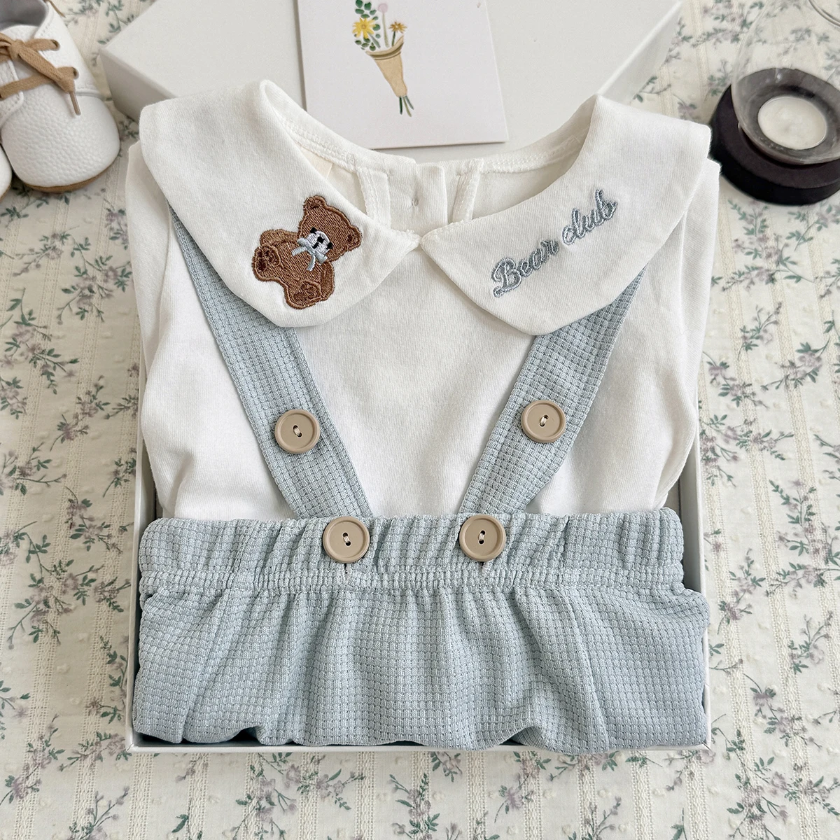Zweiteiliges Sommer-Baby-Set für Jungen mit besticktem Bärenmuster, T-Shirt mit Slip, Kurzarm-Revers-Overall, geeignet für 0-18 Monate – Detail 4
