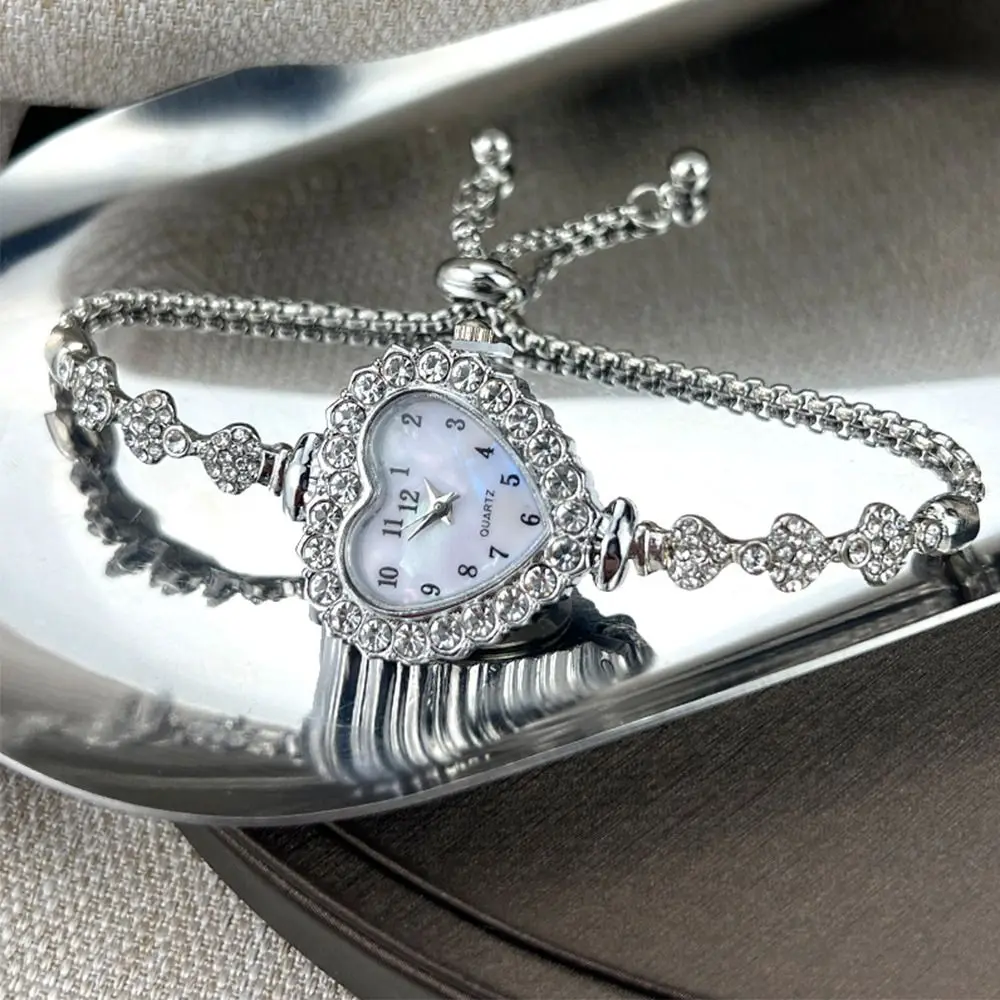 ステンレススチールクォーツ時計ラインストーンダイヤモンドスタッズ付き時計ストラップ女性腕時計調節可能なブレスレット付き