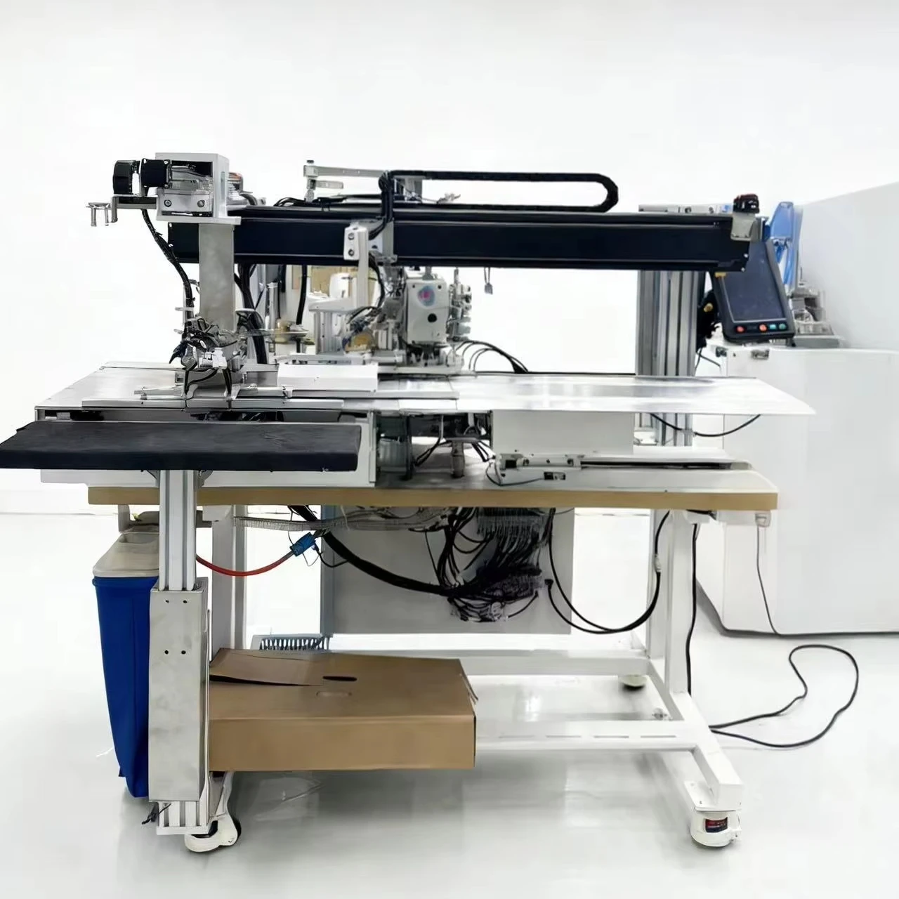 Programmable Industrial Flat-Bed Automatic Computerized Jeans Leather Label Sewing Machine Lock Stitch Thread Trimmer Gear