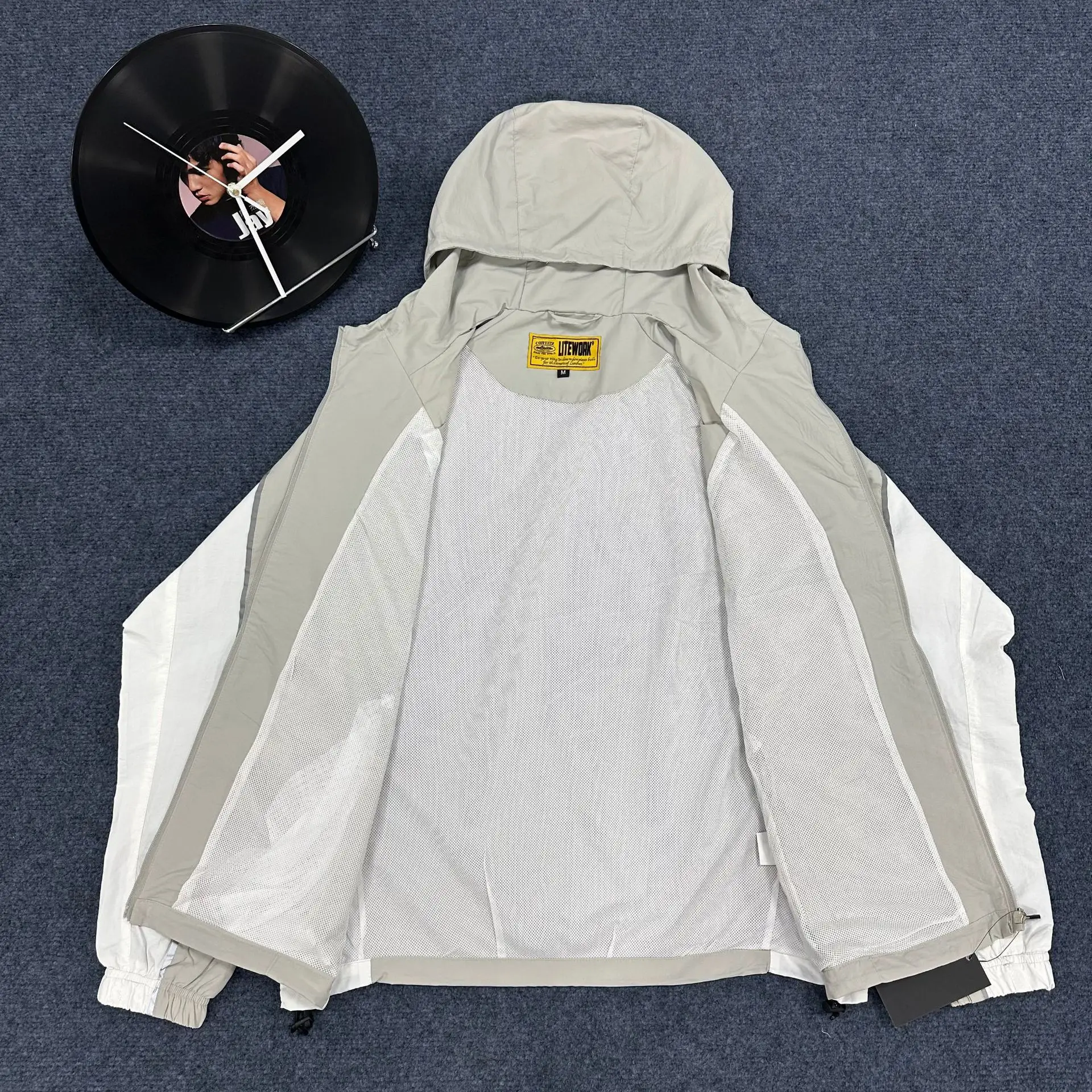 Herbstliches, dünnes Set mit farblich abgesetztem, gesticktem Abzeichen für Damen und Herren, hochwertige Windjacke im Ins-Stil. – Detail 5